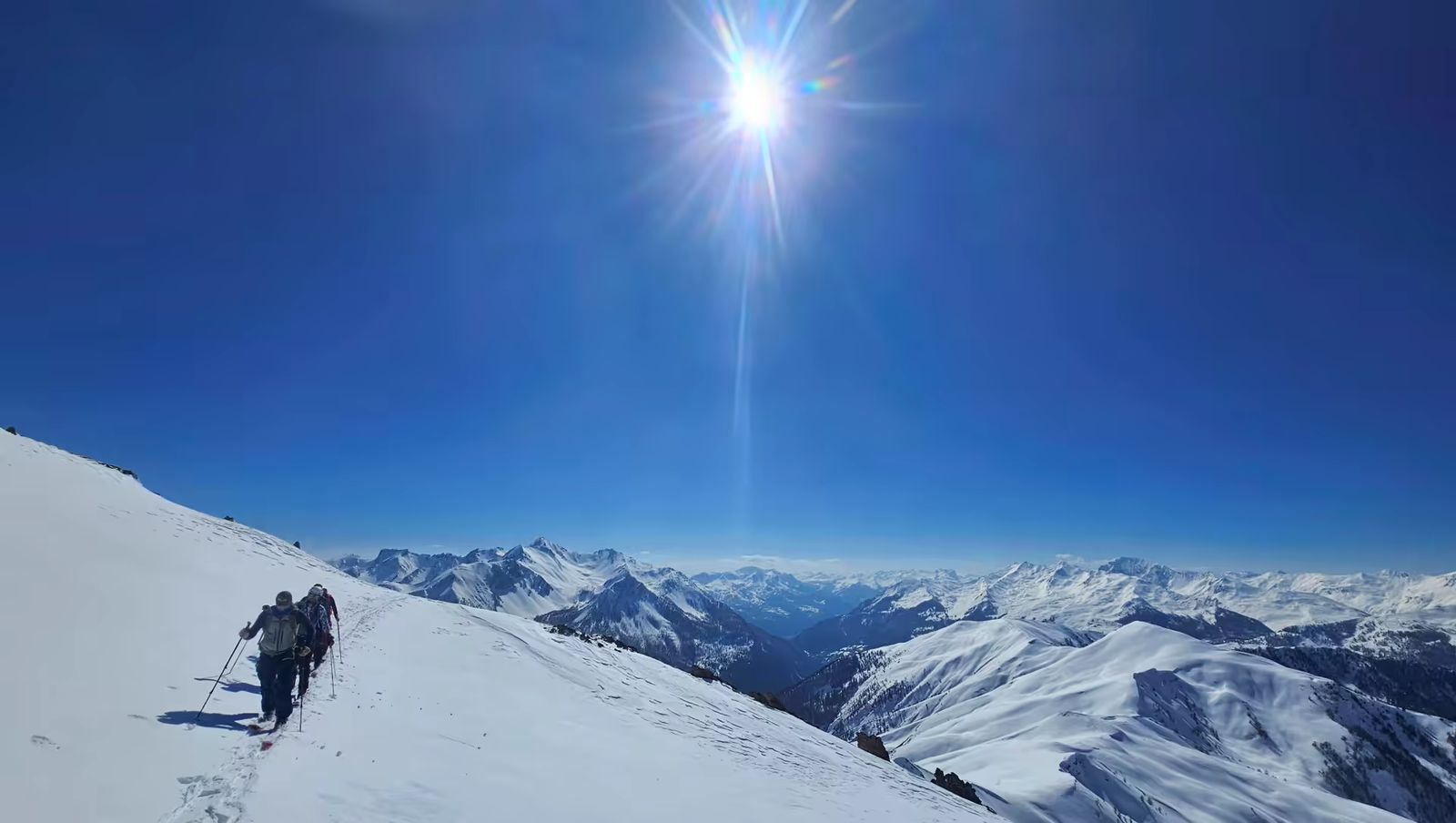 Montée d'un groupe de skieurs vers l'Eyssilloun depuis Fouillouse