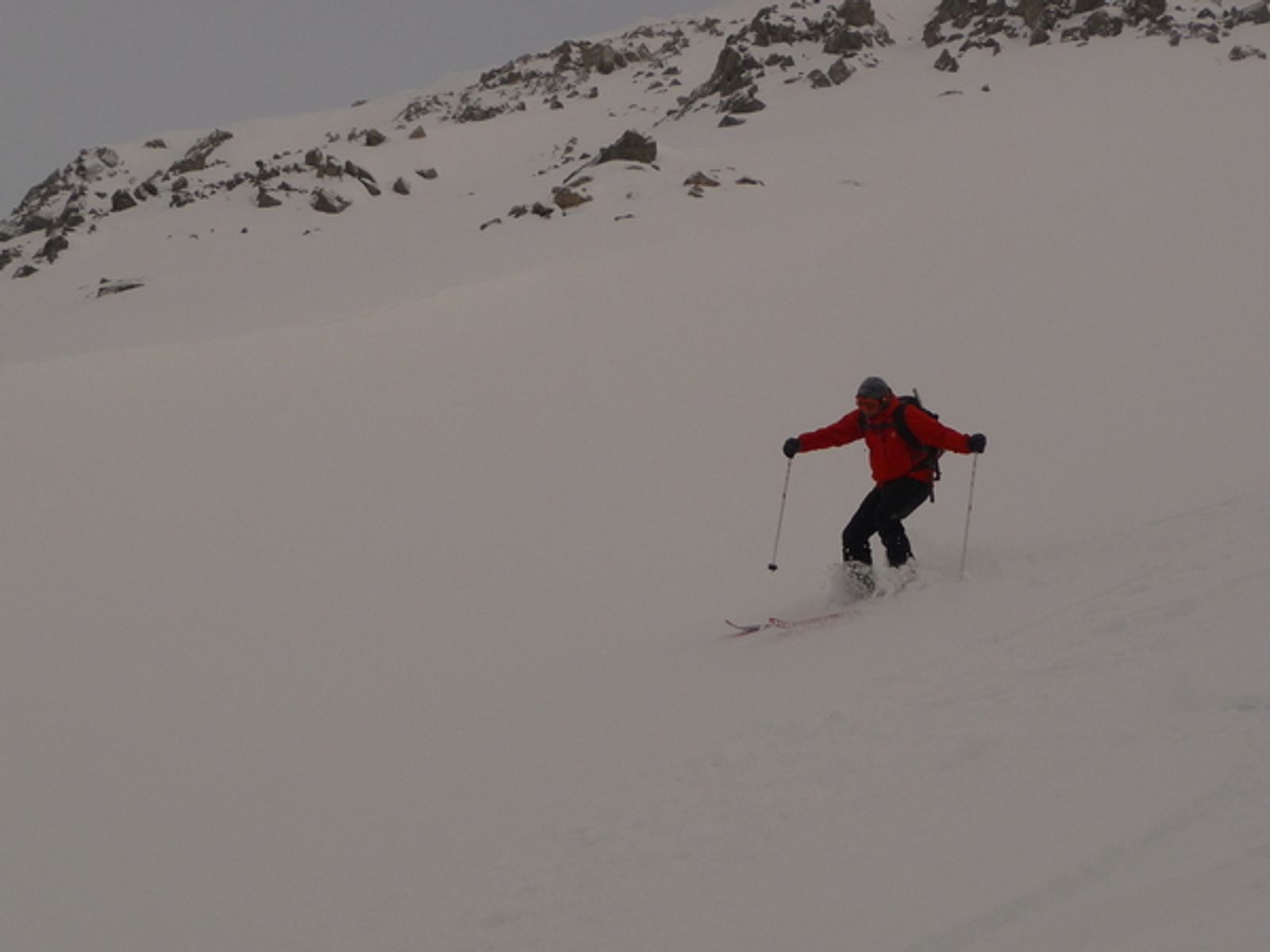 Damien à ski dans la descente de Côte Belle