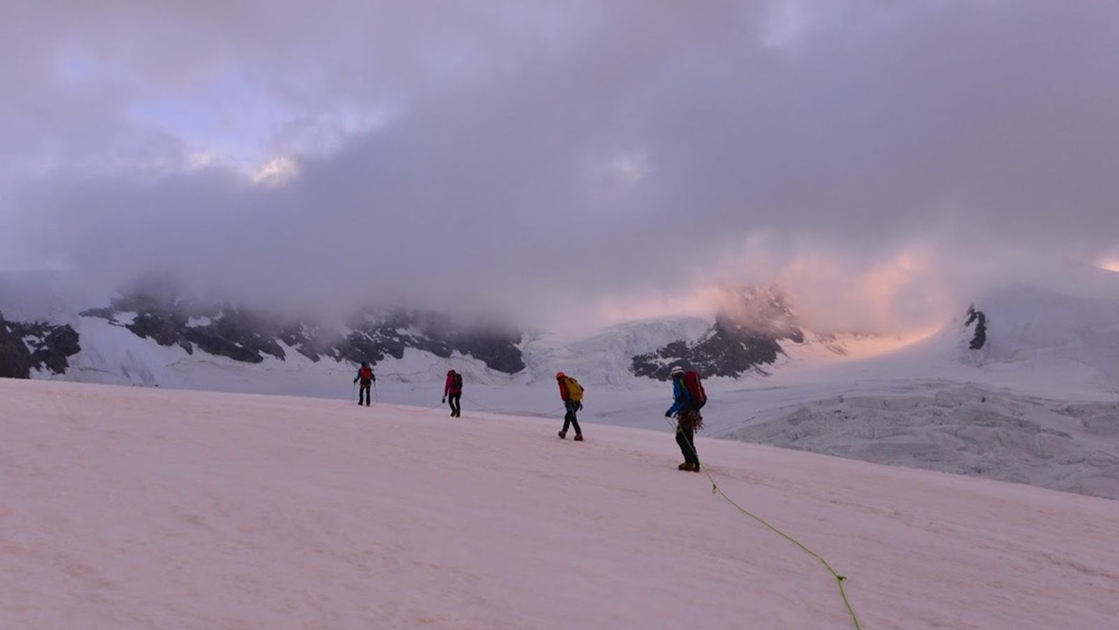 Cordée quittant Quintino Sella vers le Naso du Lyskamm dans les premières lumières du jour.