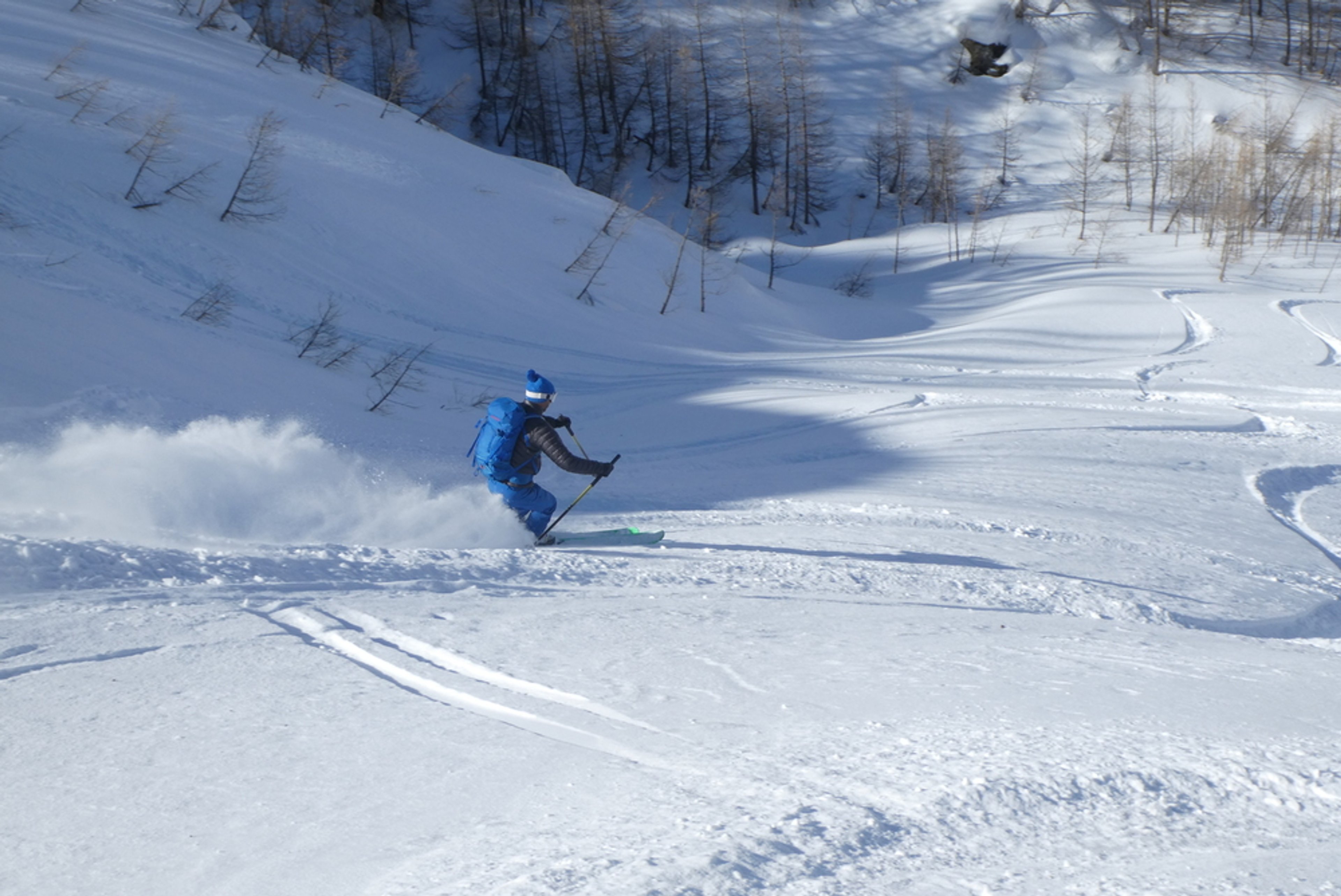 Skieur qui rejoint des traces dans le bas du vallon de Narreyroux