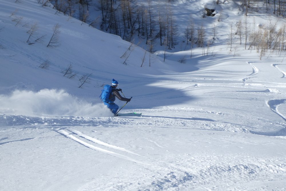 Skieur qui rejoint des traces dans le bas du vallon de Narreyroux