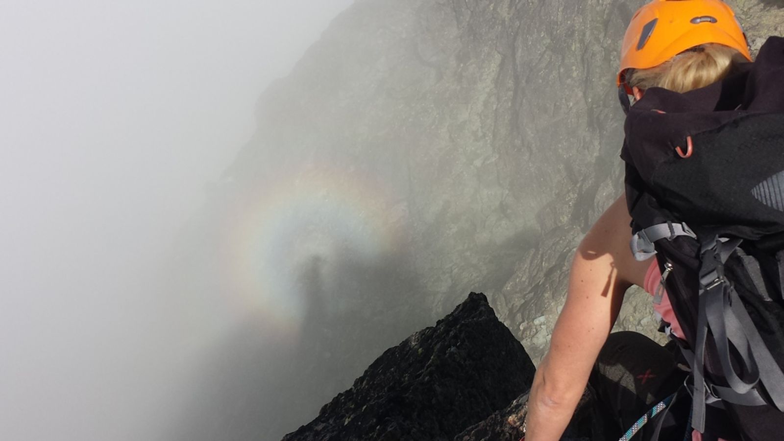 Un spectre de Brocken apparaît dans le brouillard près d’une participante sur l’arête des Cinéastes.
