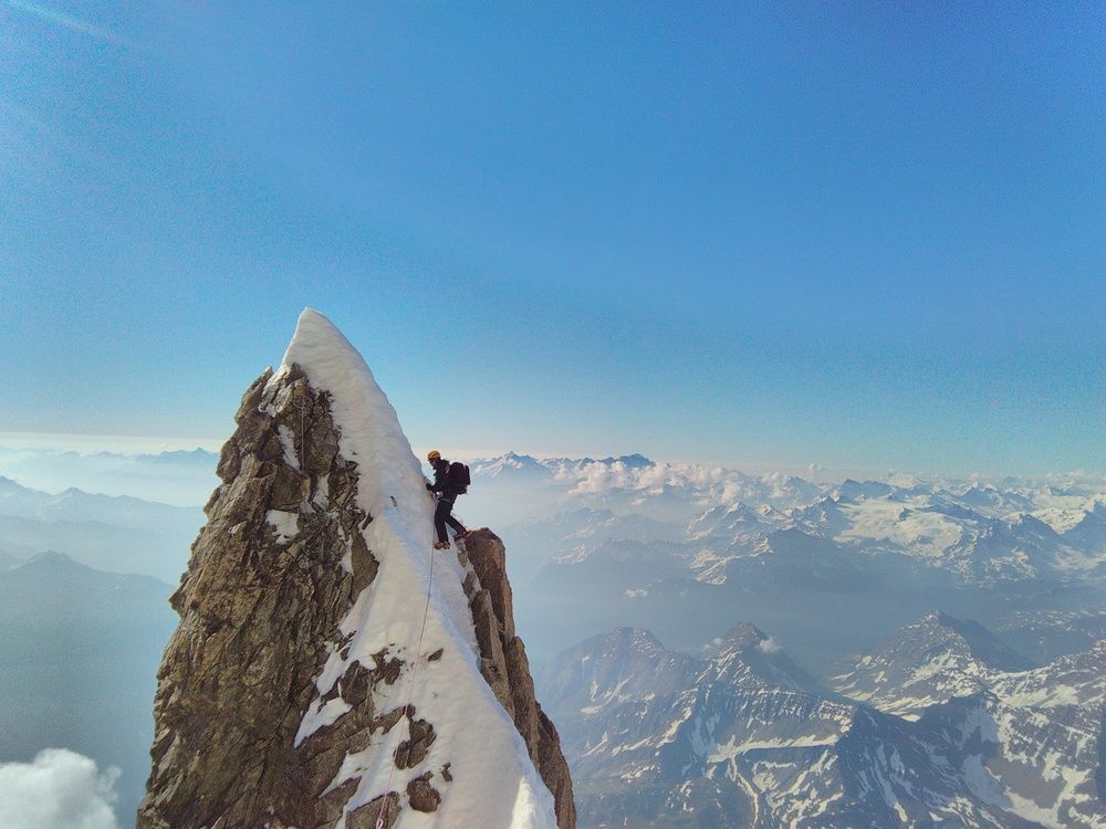 Un alpiniste lors de l'ascension de l'Innominata