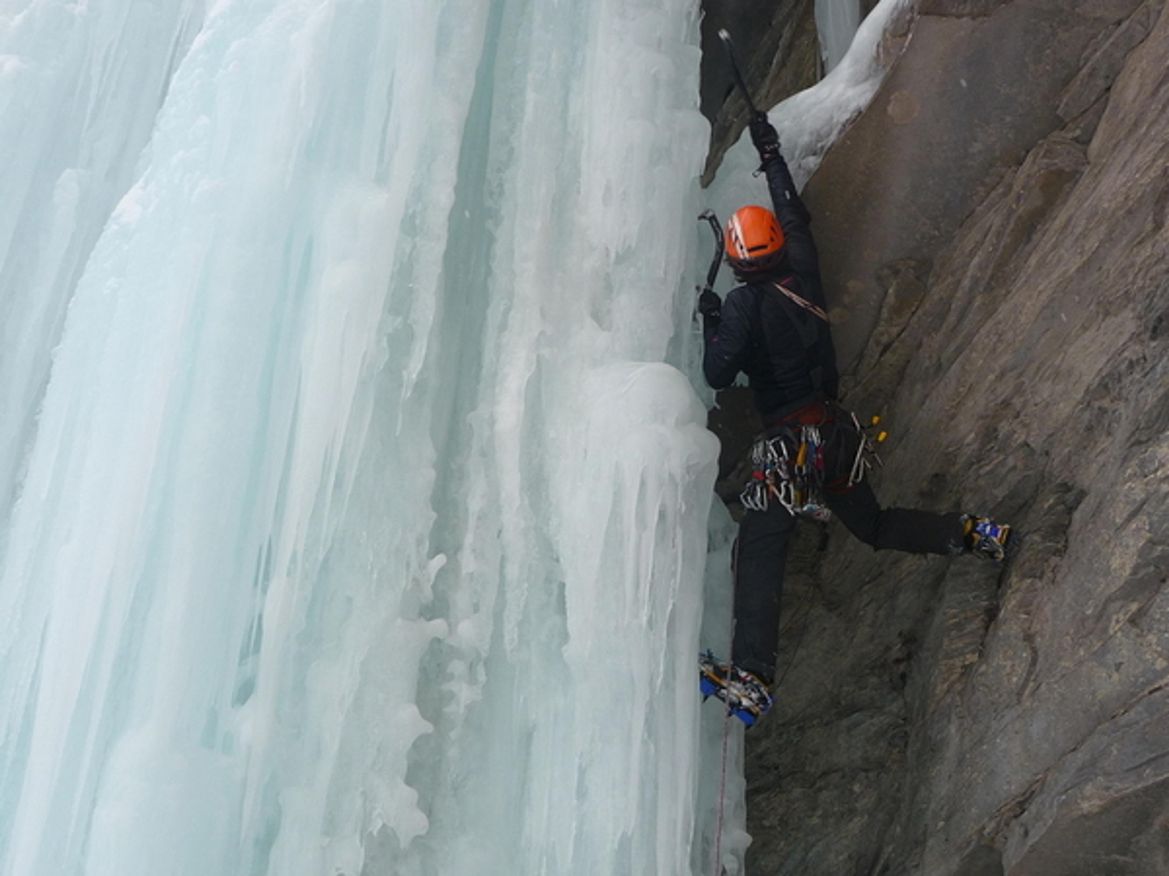 Cascade de glace à Crévoux - Réta acrobatique