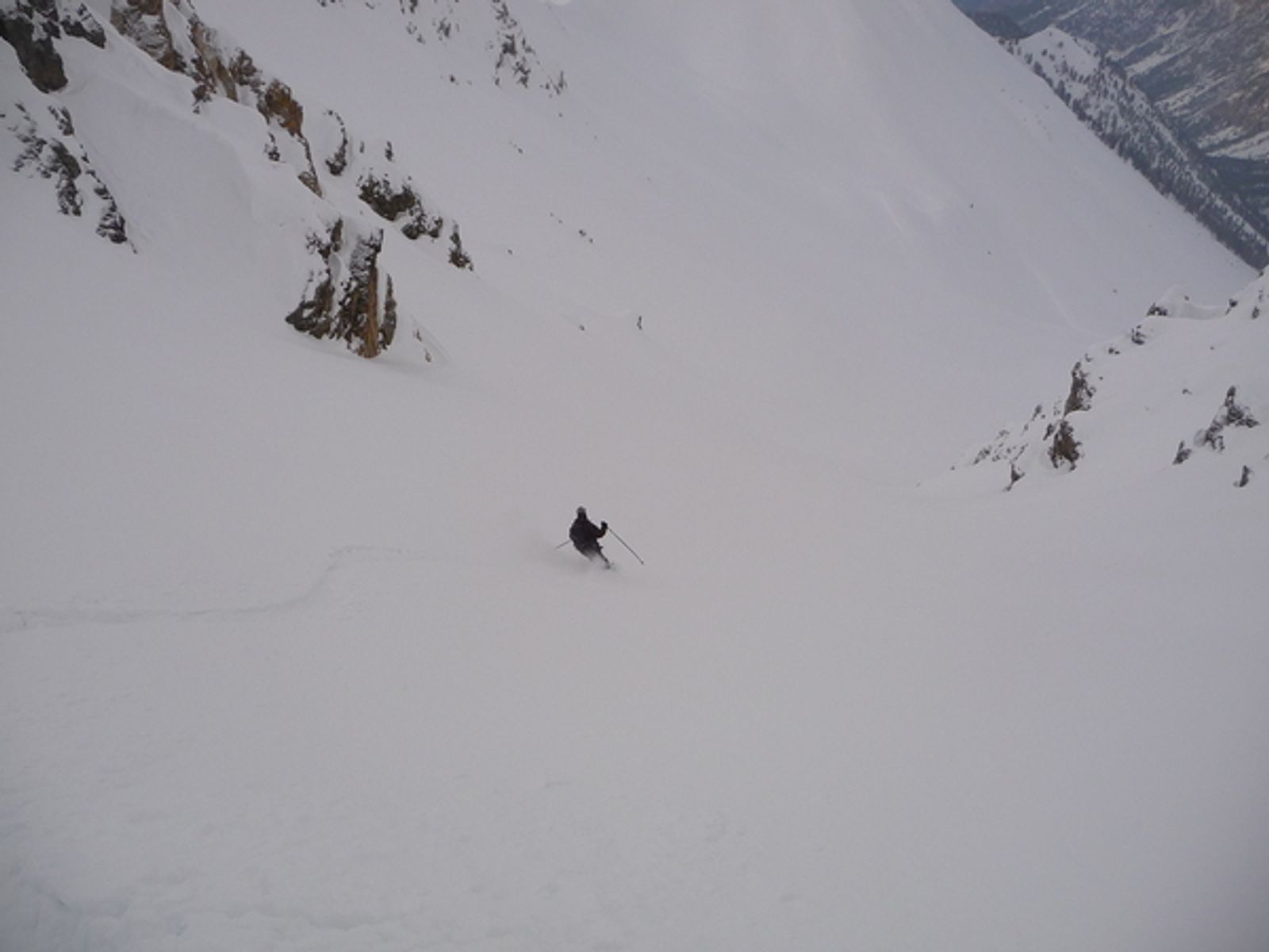Bruno à ski dans la poudreuse à Côte Belle