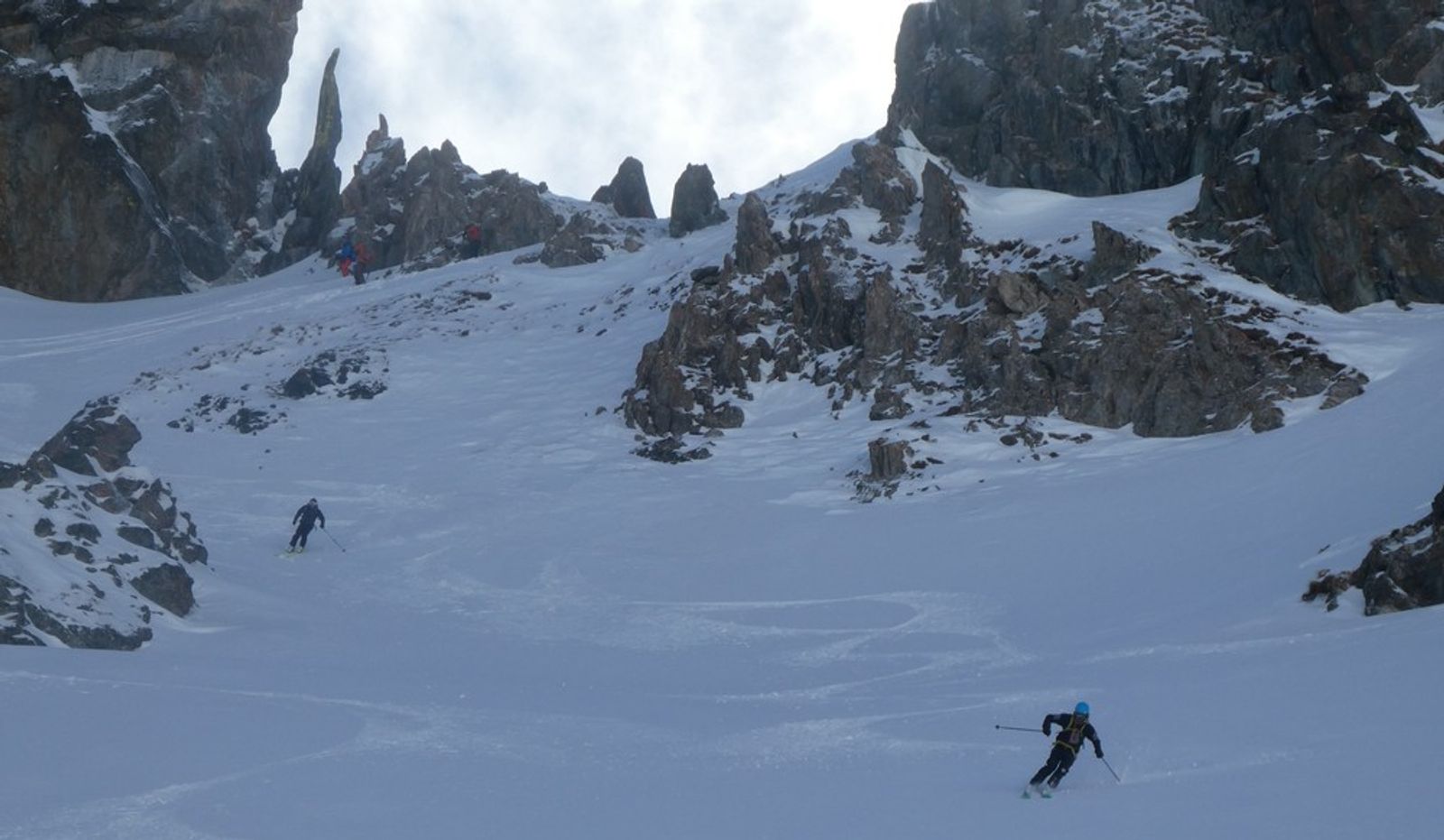 Deux skieurs dans la partie haute de la combe du Vel aux Sagnes Longues