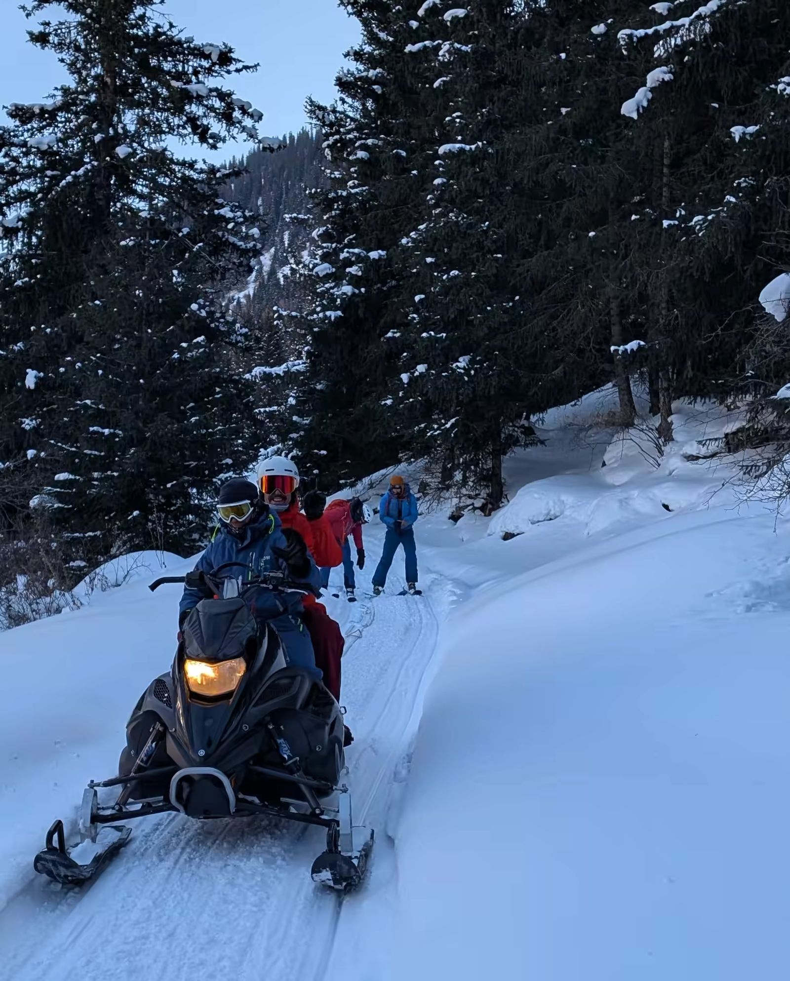 Trajet tracté en motoneige pour gagner les camps d'altitude