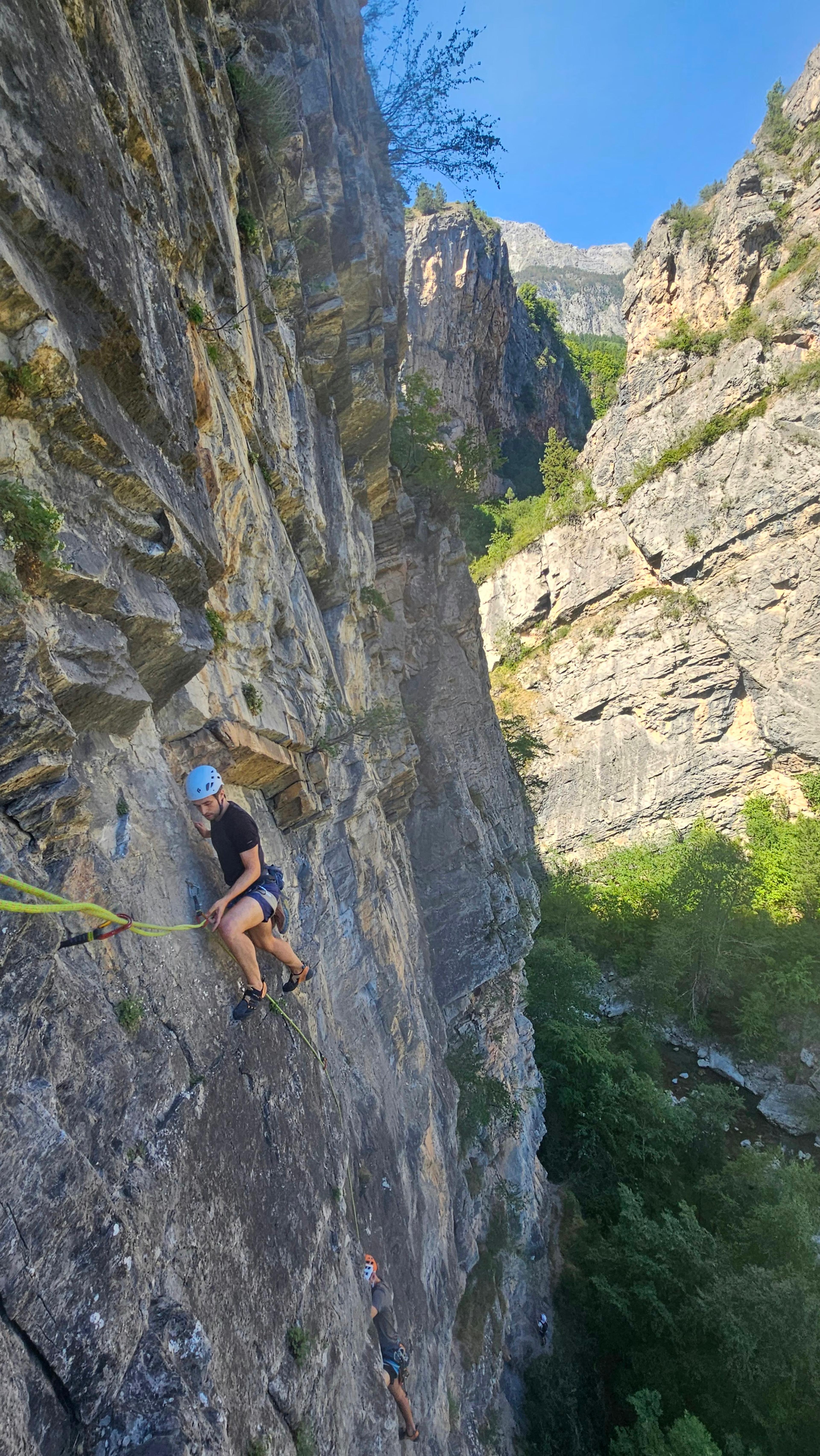 Grimpeur dans la traversée à la fin de la longueur 2 des Hirondelles