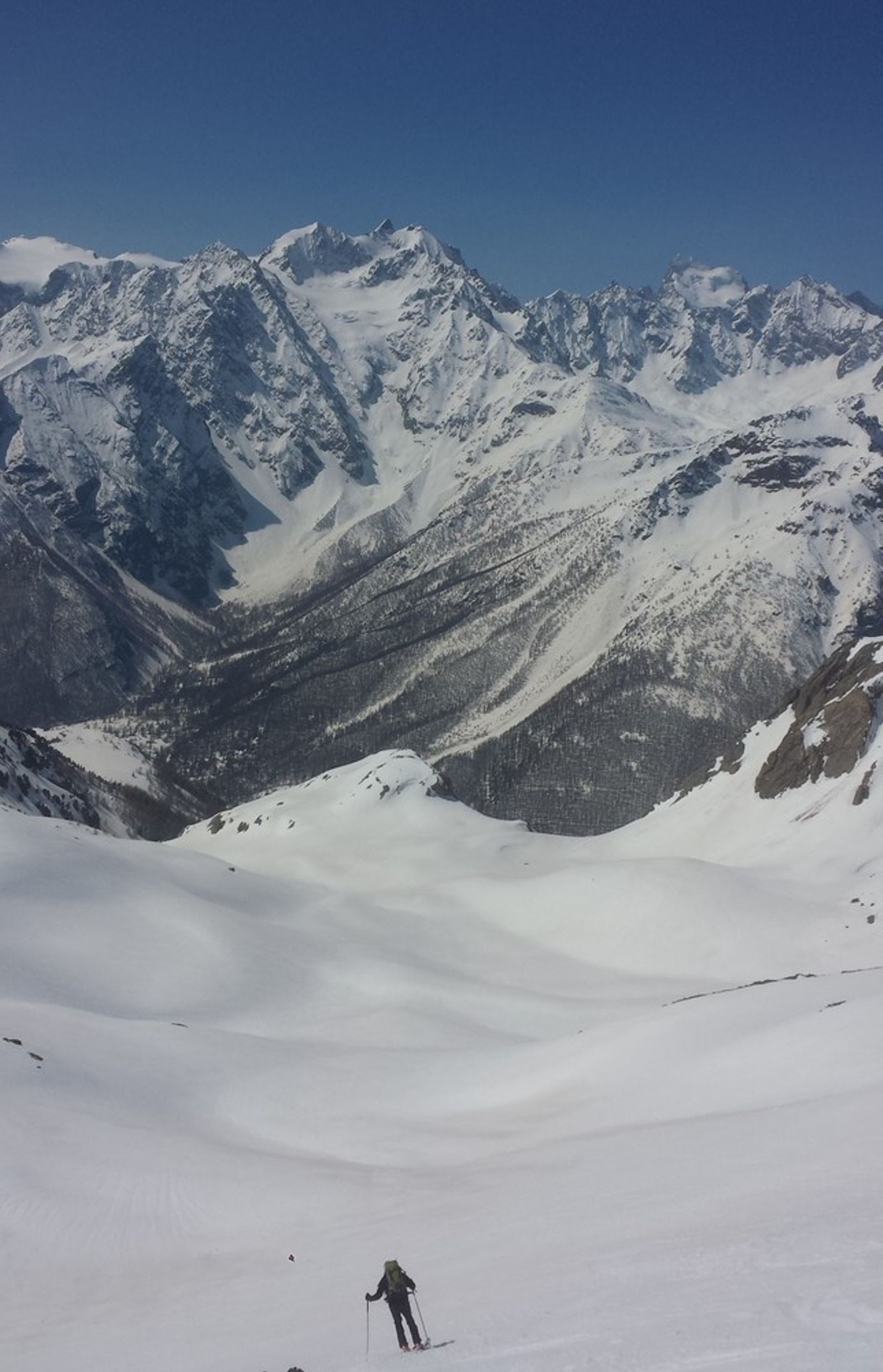 Skieur à la descente devant les Ecrins