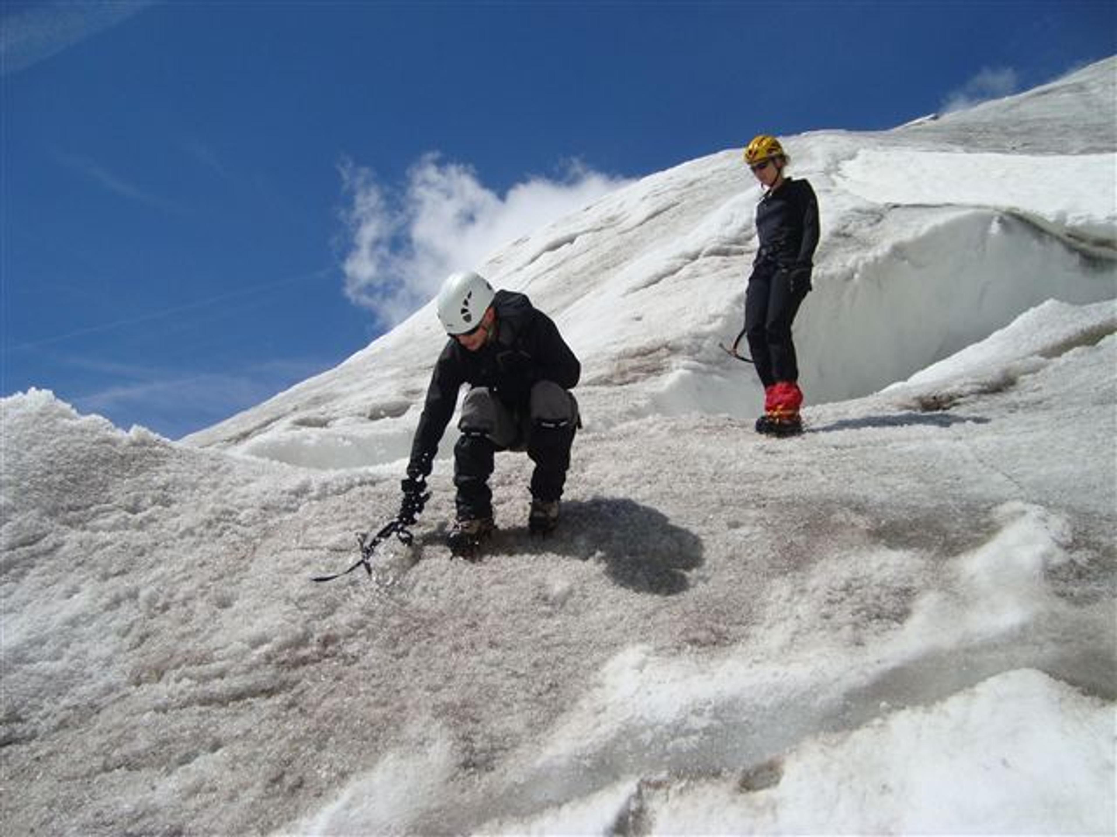 Ecole glace - Glacier Blanc - Pierrick nous fait une petite démo de piolet rampe