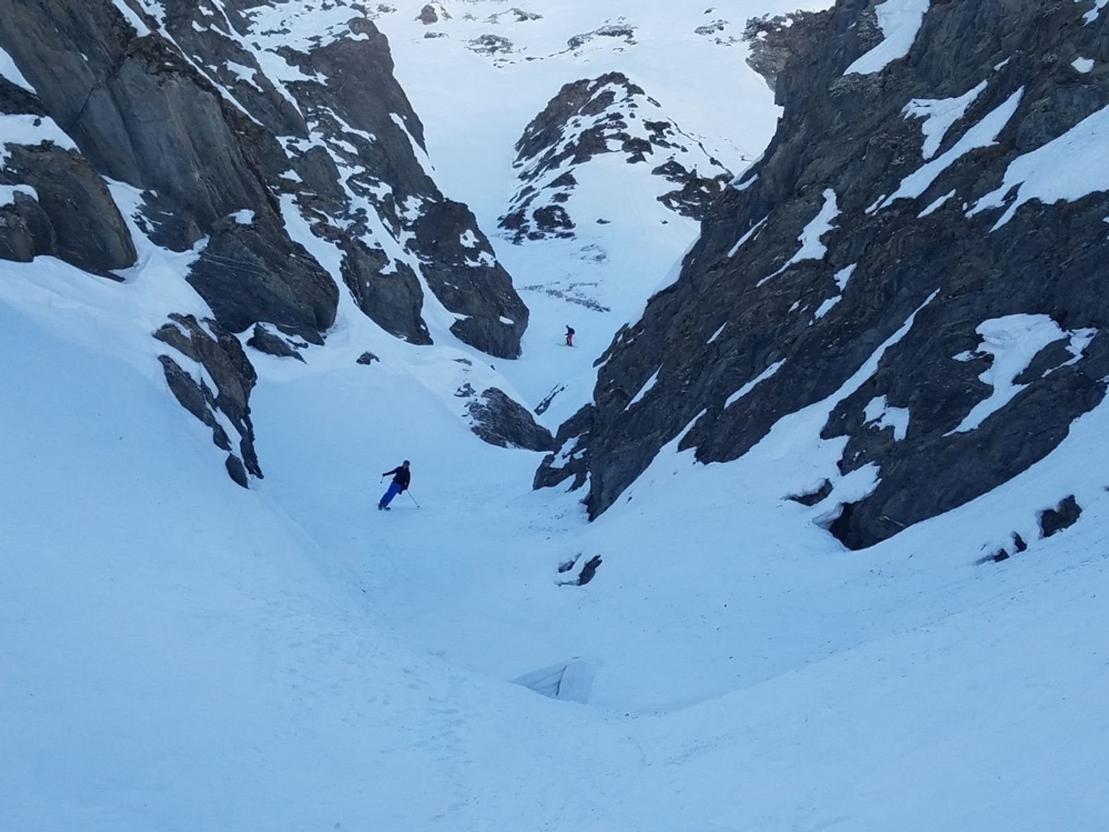 Ski dans un canyon
