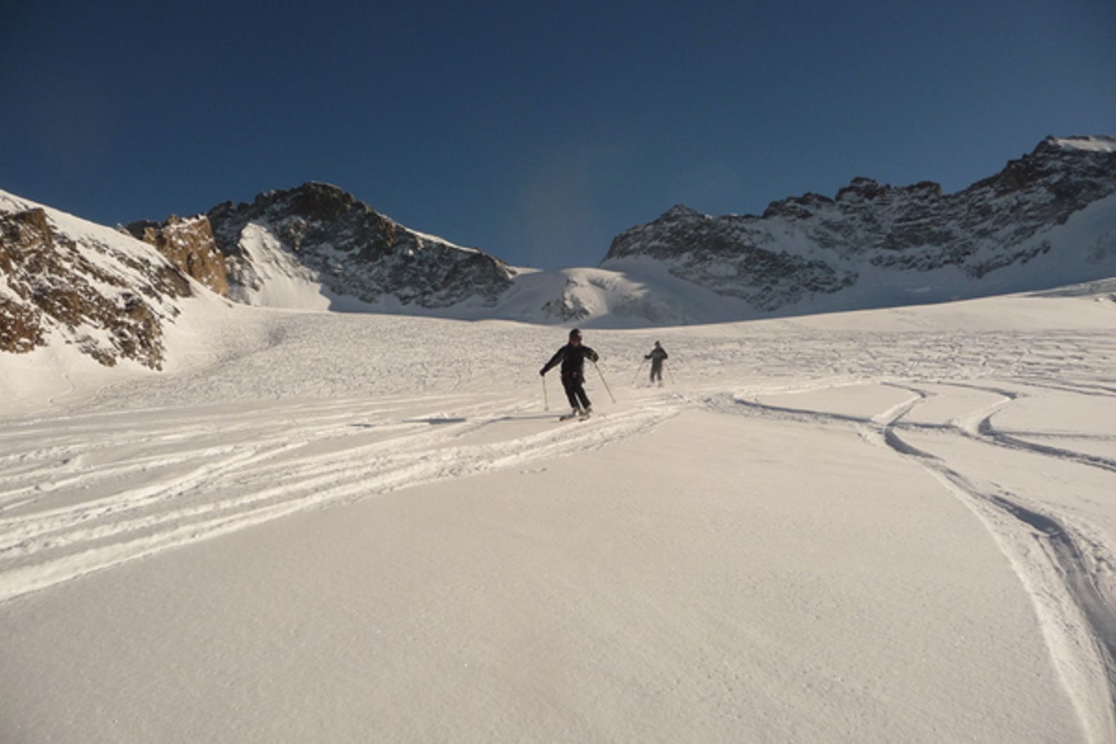 Deux skieurs laissant des traces parallèles dans la neige à La Grave