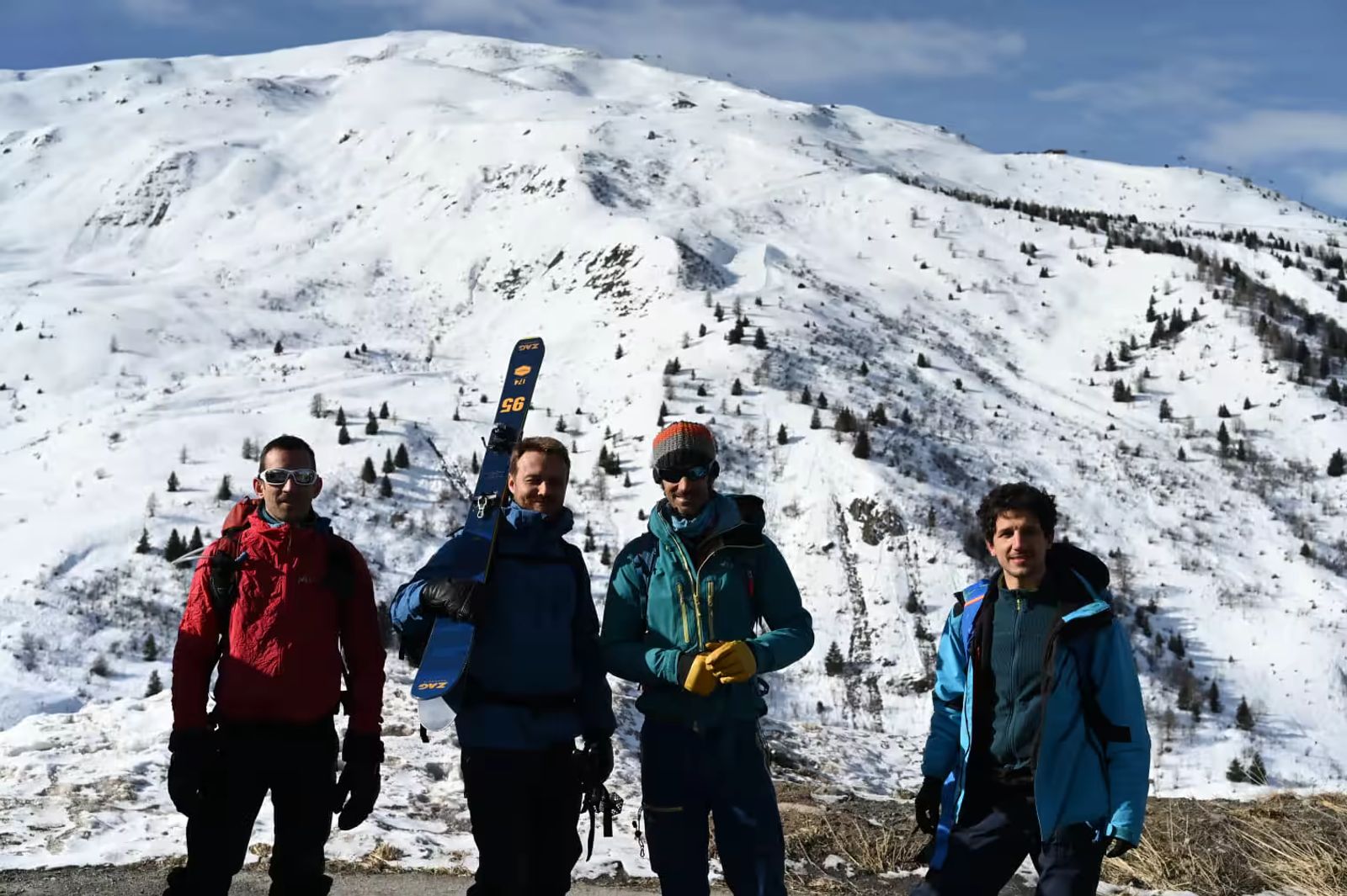 Une partie du groupe pose à l'arrivée du raid à ski