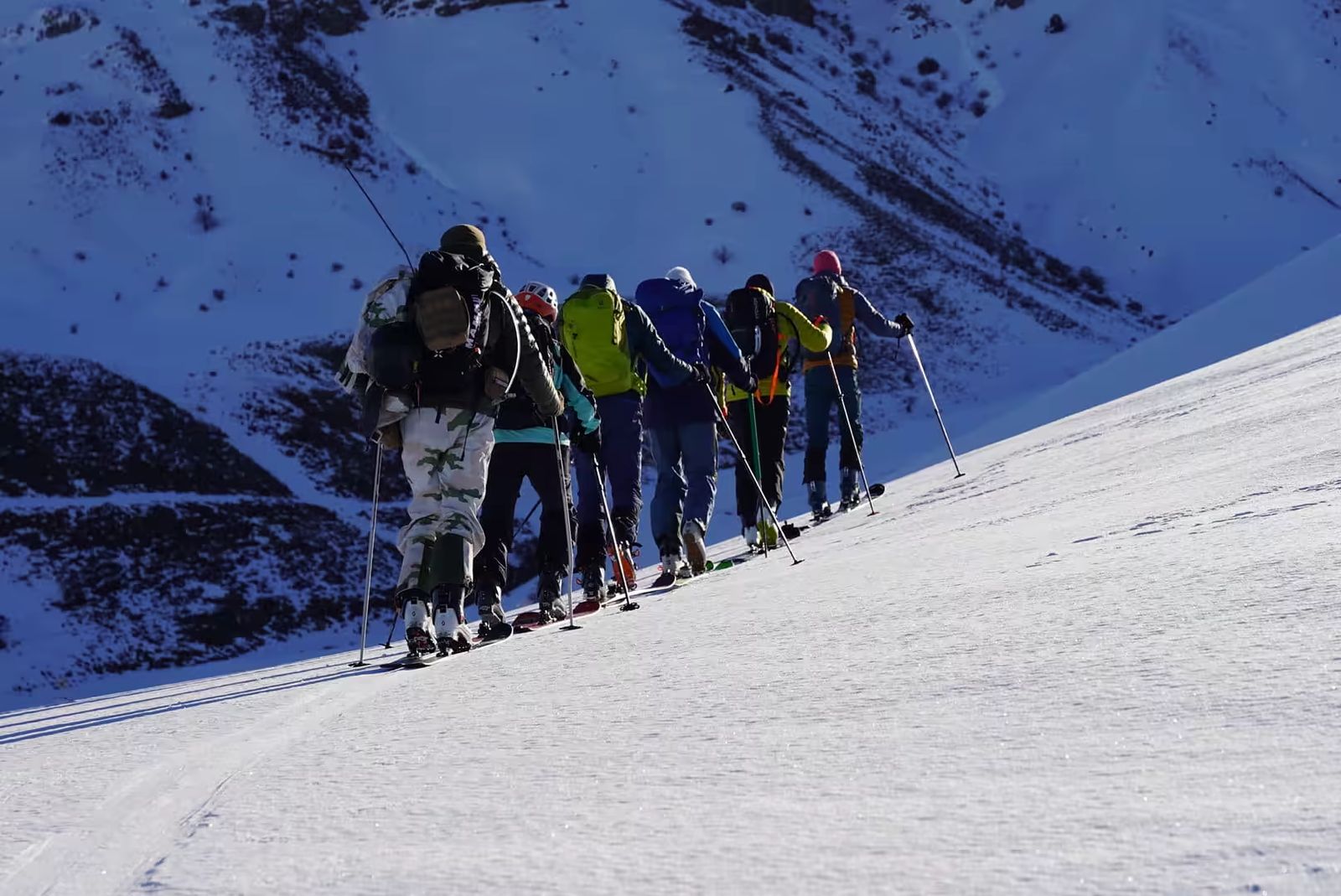 Groupe progressant à skis de randonnée sur une pente enneigée en Arménie