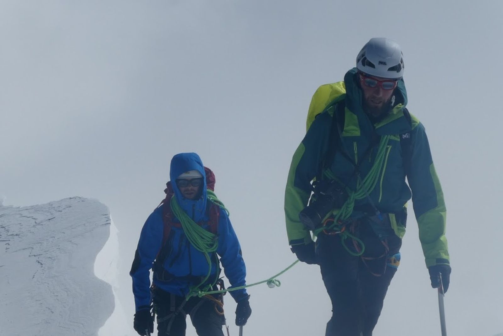 Cyrille et Quentin encordés sur la neige pendant le parcours des 4000 du Mont-Rose.