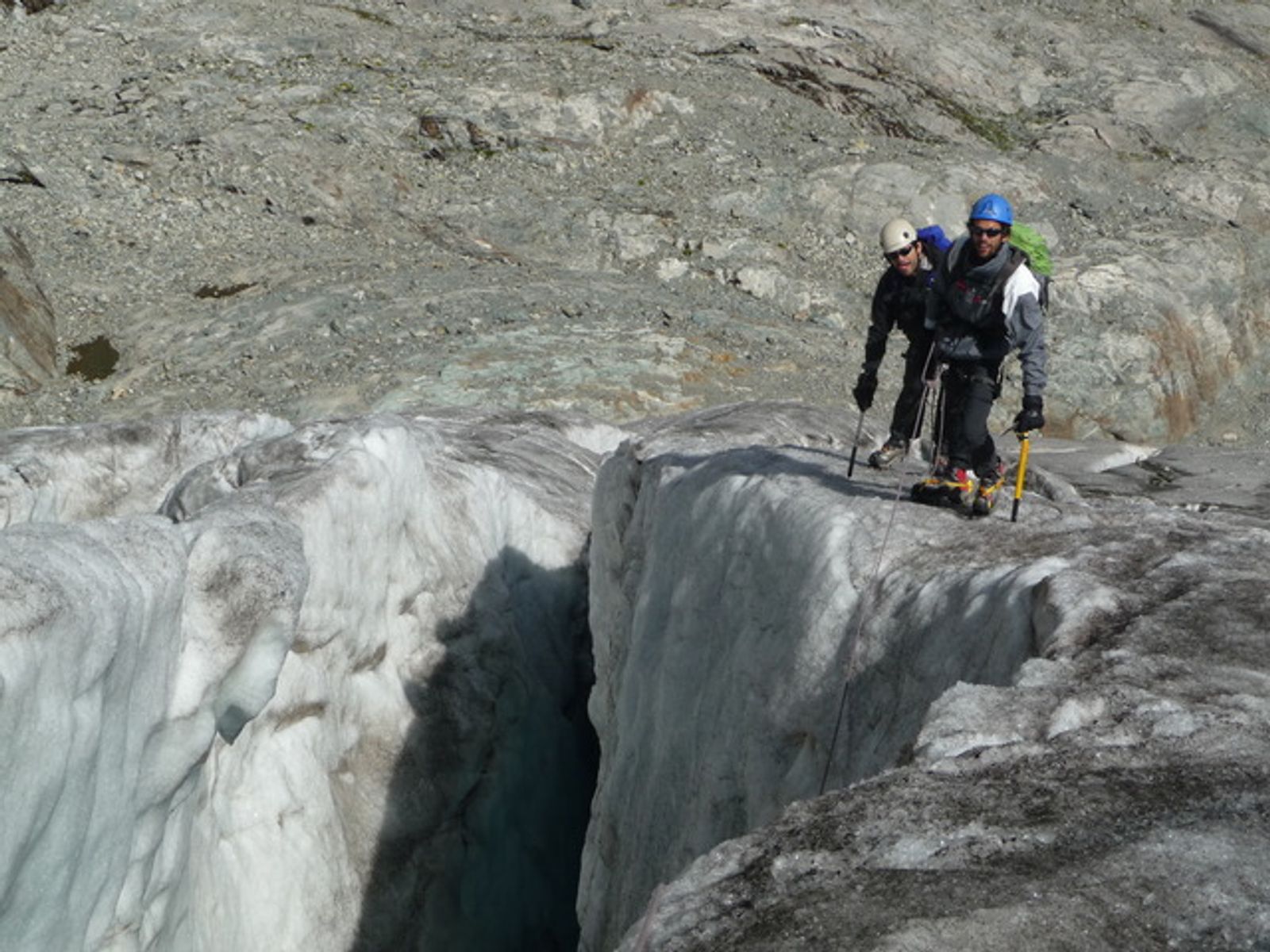 Ecole de glace - Alpinistes au bord du trou, c'est mieux qu'au fond!