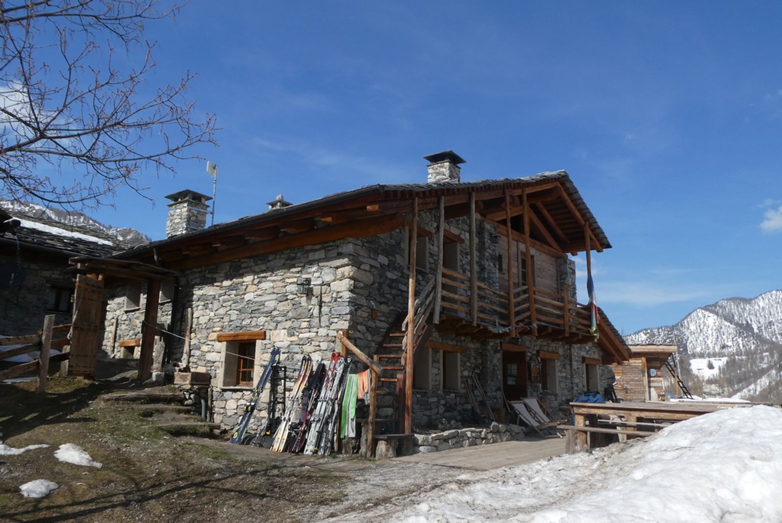 Vue sur le refuge de Vivière entièrement en pierre et bois