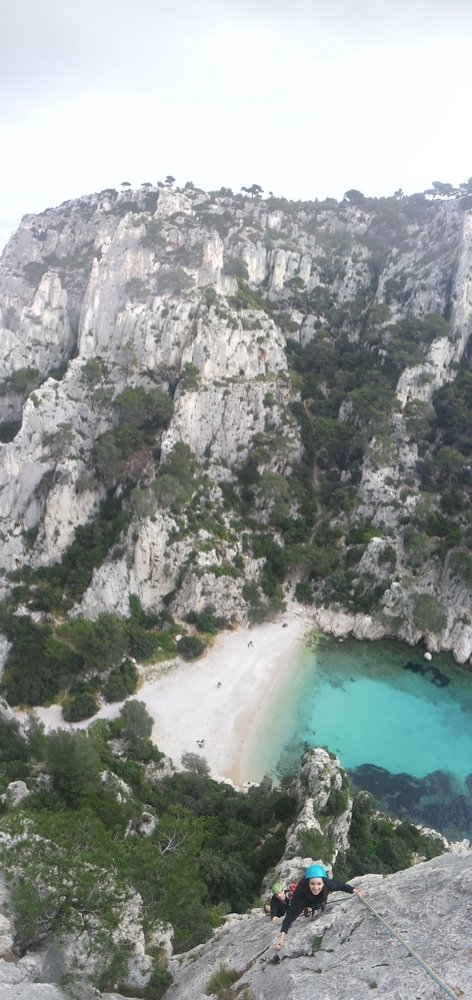 Vue en hauteur sur la plage d’En-Vau et ses eaux turquoise entre les falaises