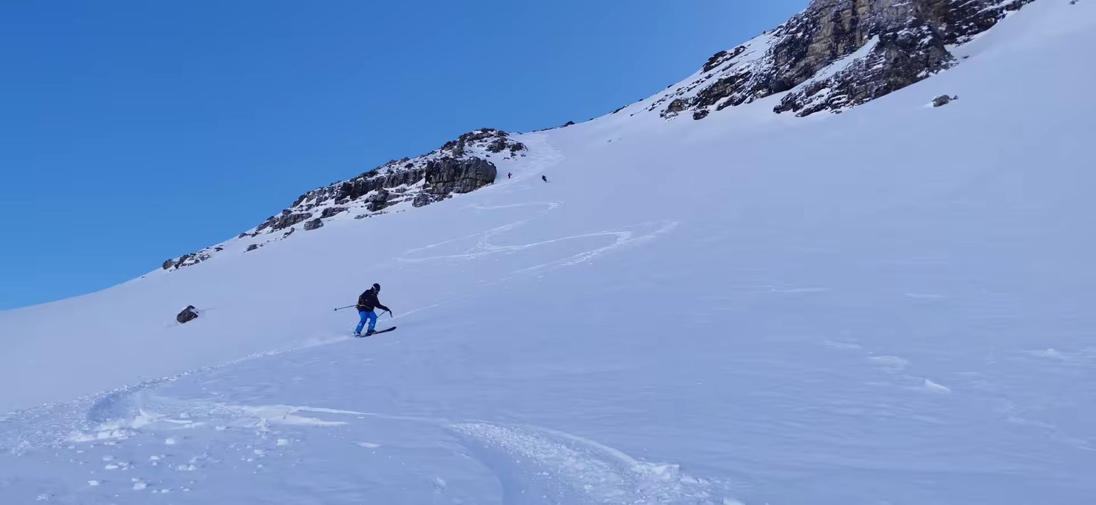 Skieur descendant dans un couloir sous la crête de Plarol depuis Puy Saint vincent