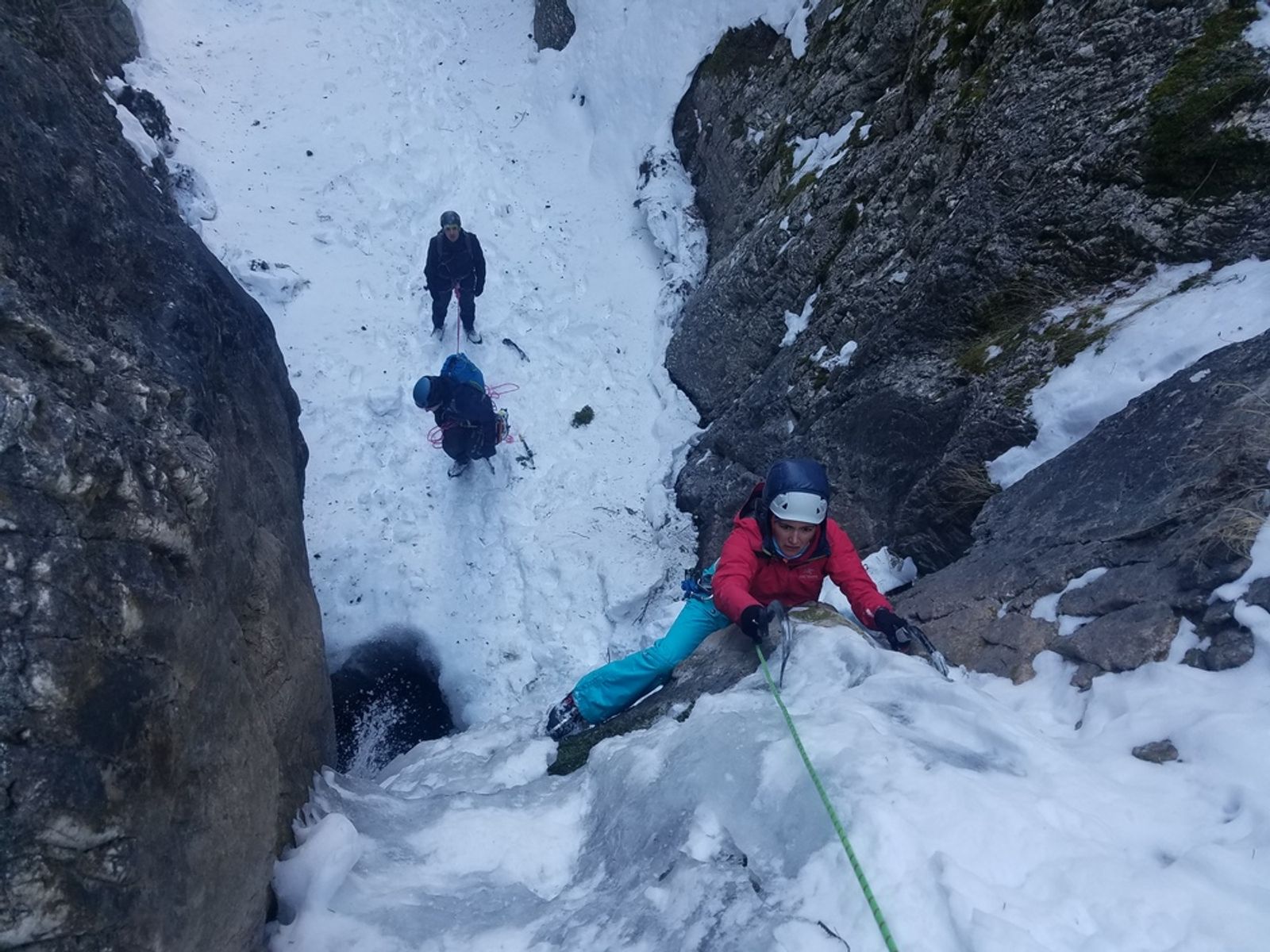 Louise dans le passage mixte du torrent de Queyrières