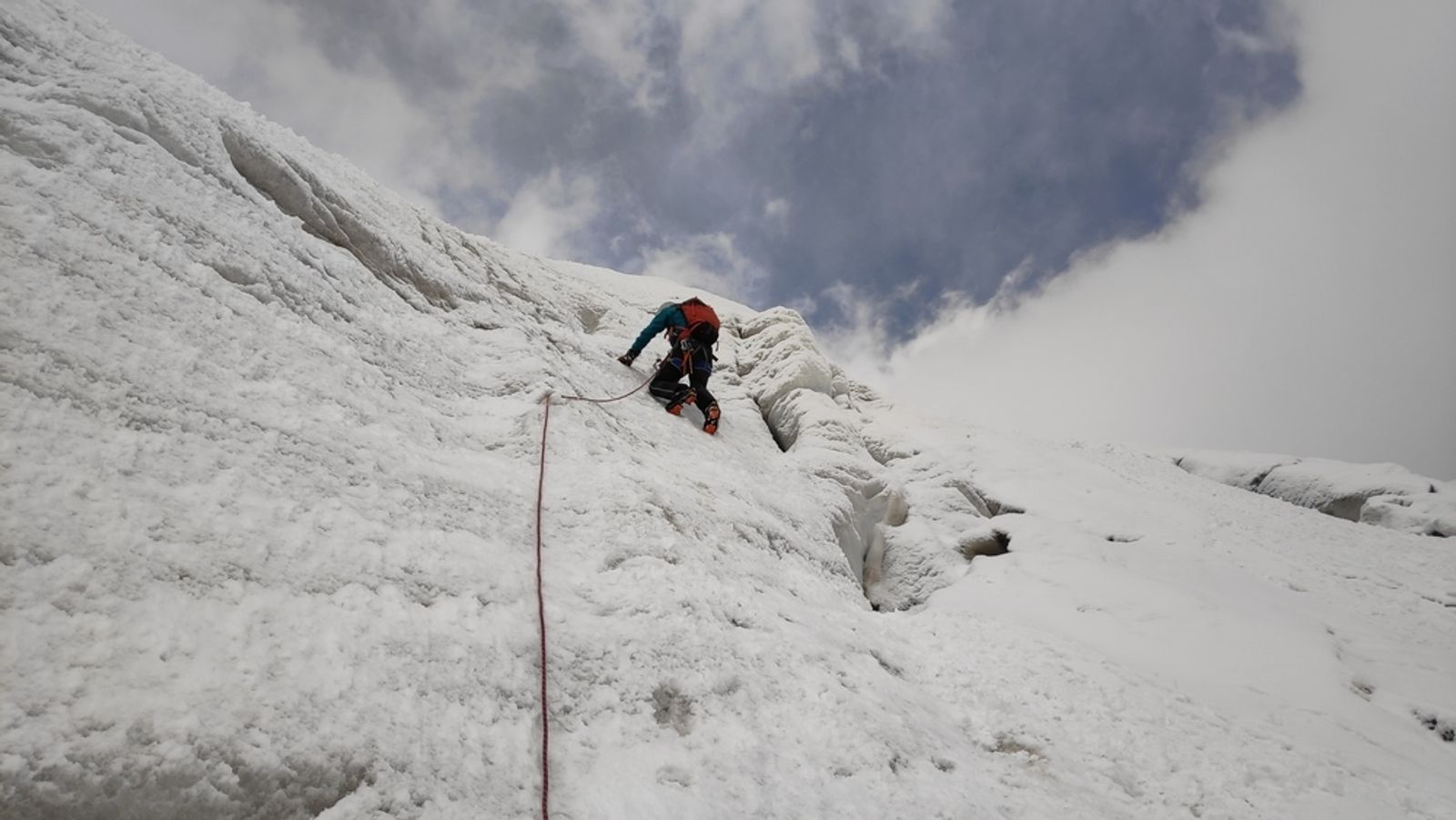 Participant encordé descendant un ressaut de glace sur le Glacier Blanc.