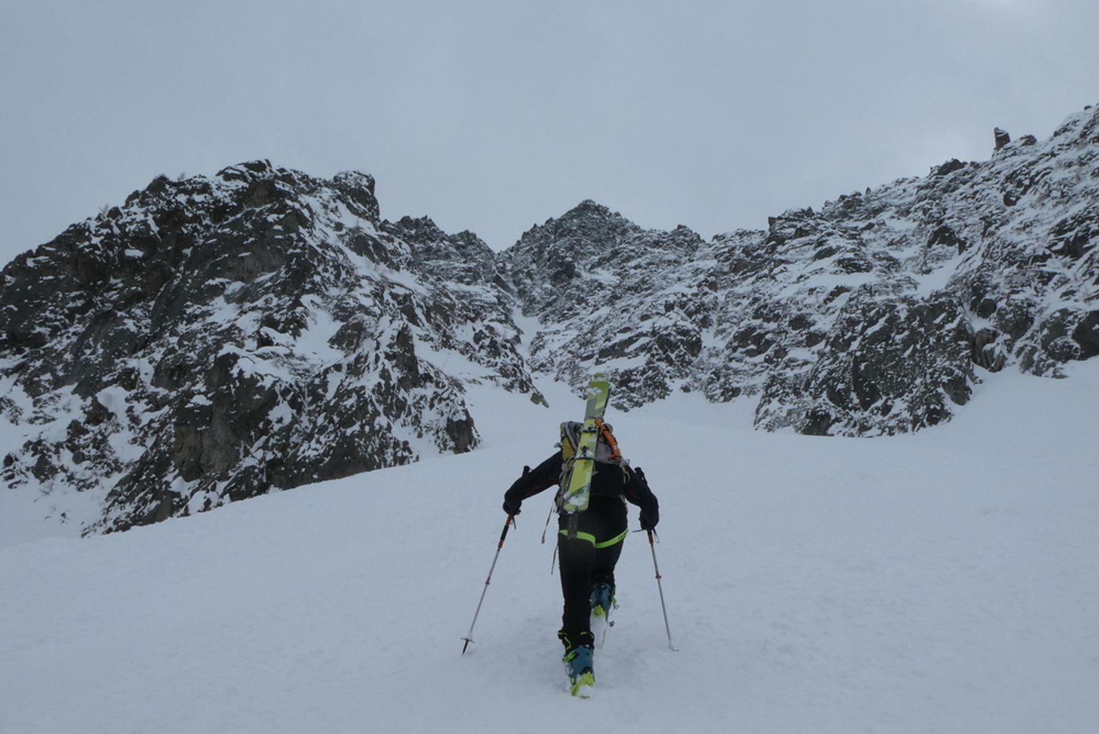 Skieurs pendant l’approche du couloir de No Fiesta