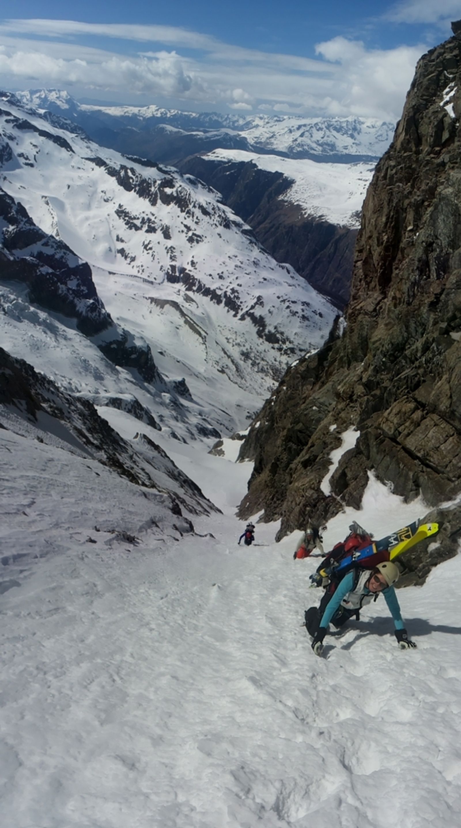 Skieurs skis sur le sac dans le couloir du Serret du Savon pendant le Tour de la Meije