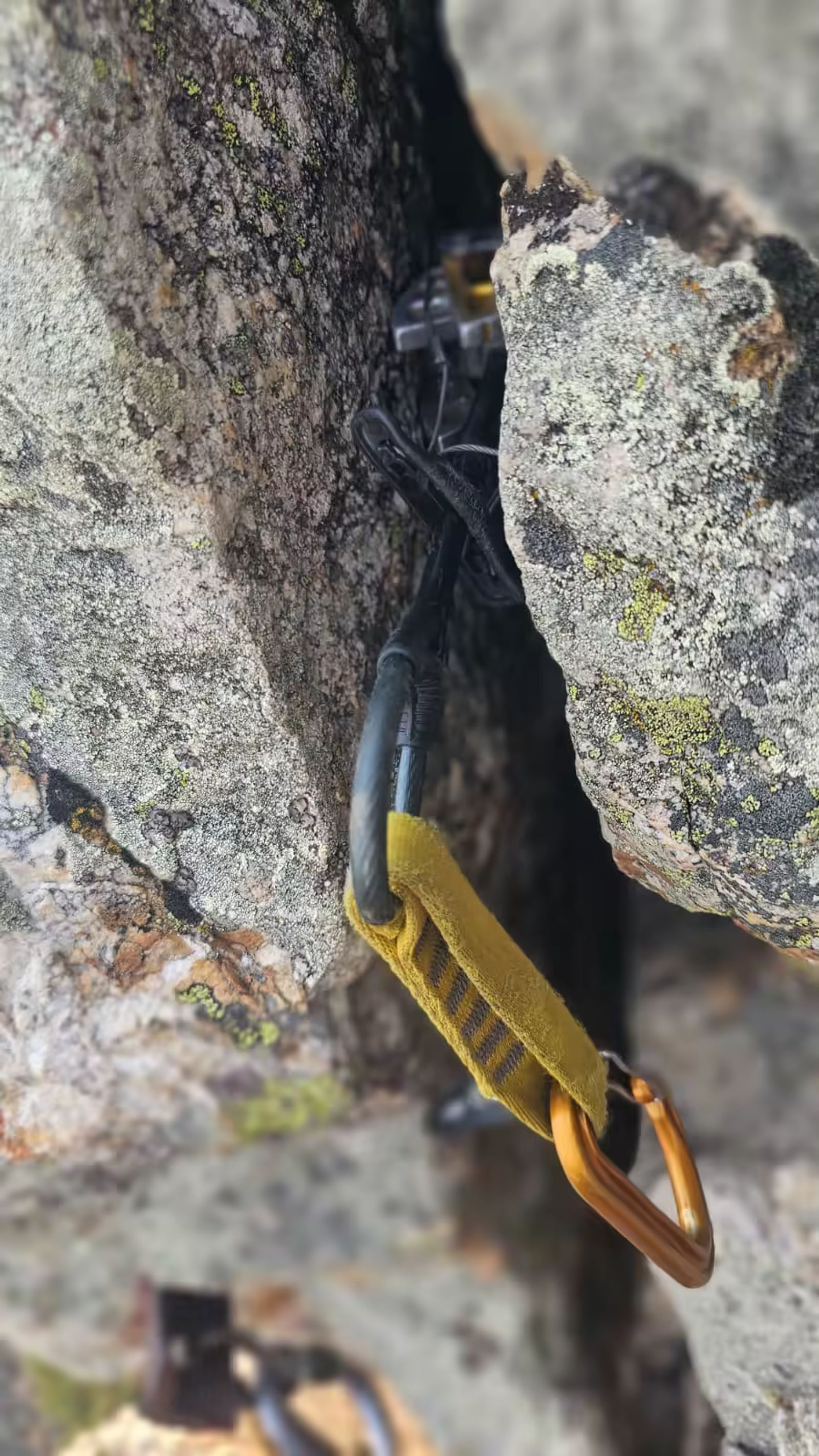 Coinceur mécanique placé dans une fissure pendant une course école d’alpinisme