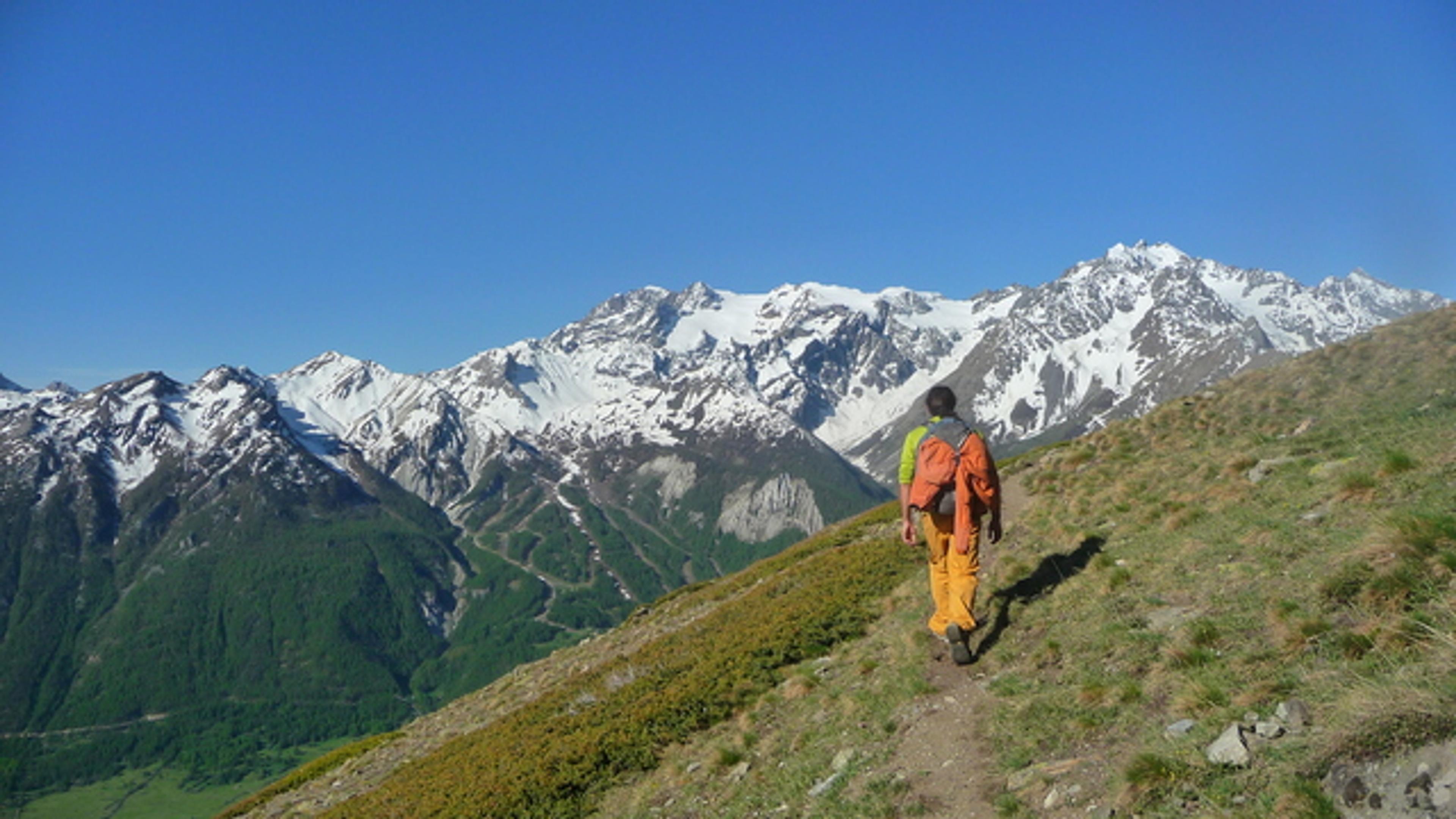 nico sur l'approche avec les Ecrins en toile de fond