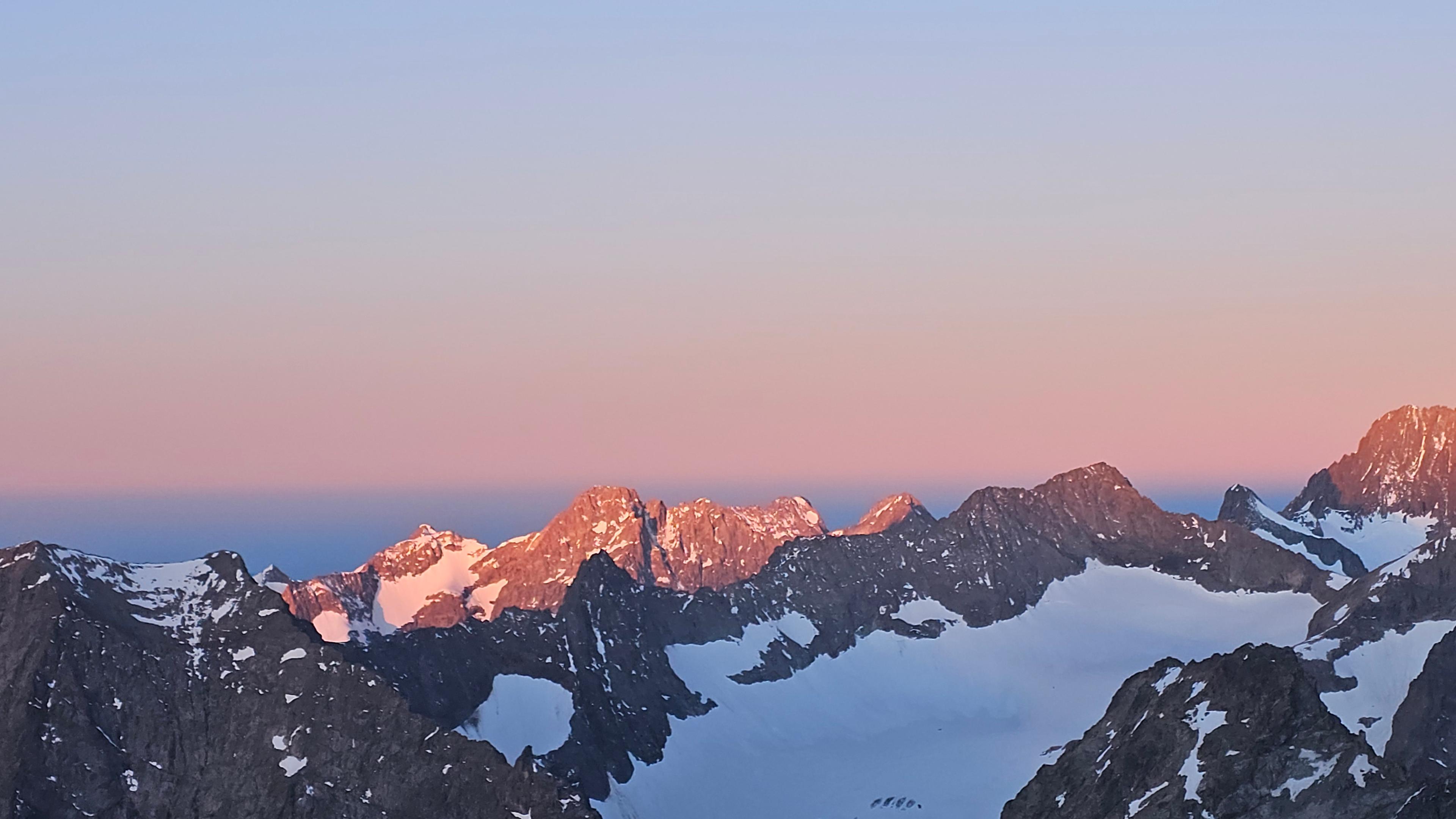 Lever de soleil sur les sommets du massif des Écrins depuis lePelvoux