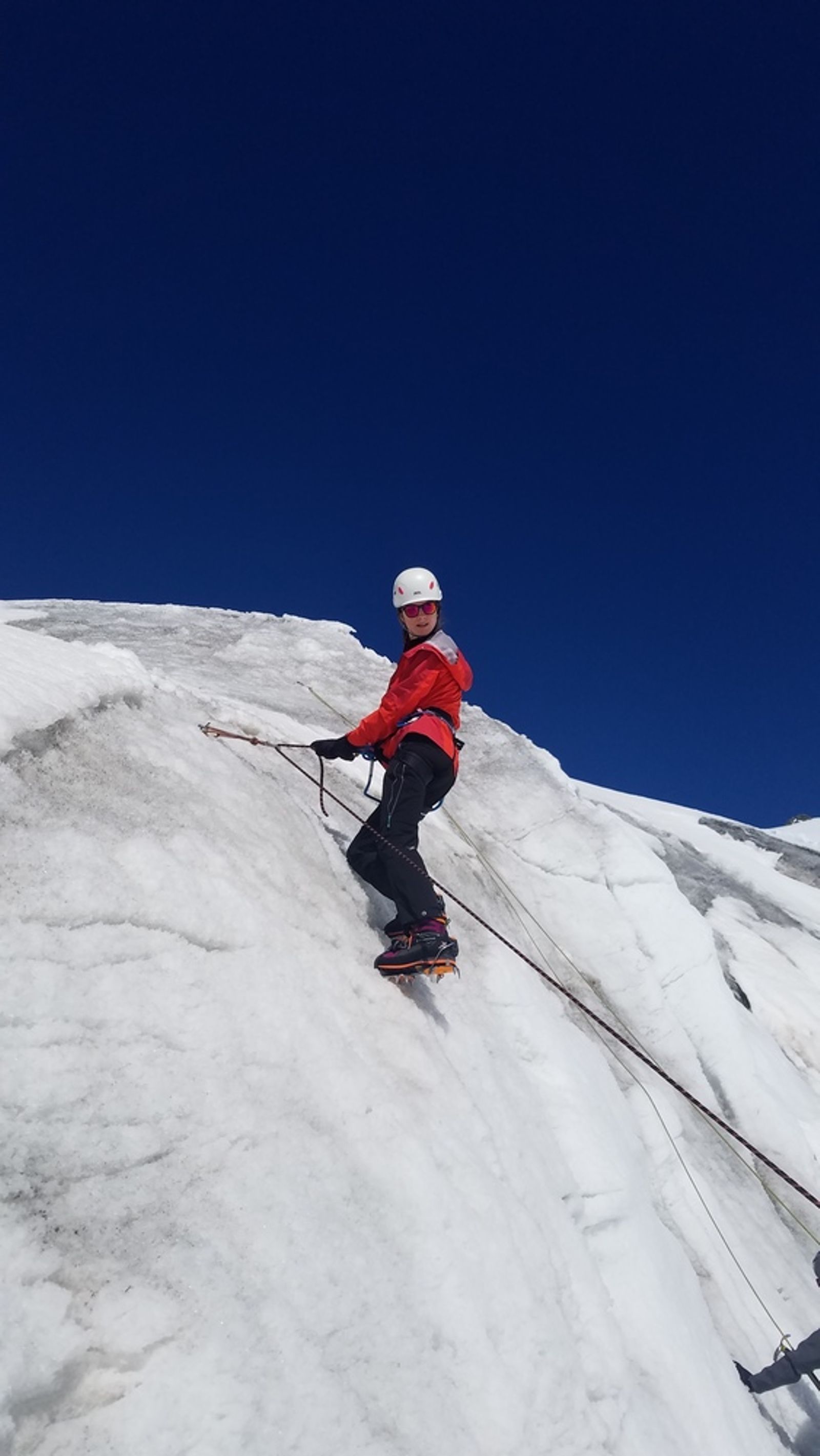 Julia s’exerce au cramponnage sur une pente raide du Glacier Blanc.