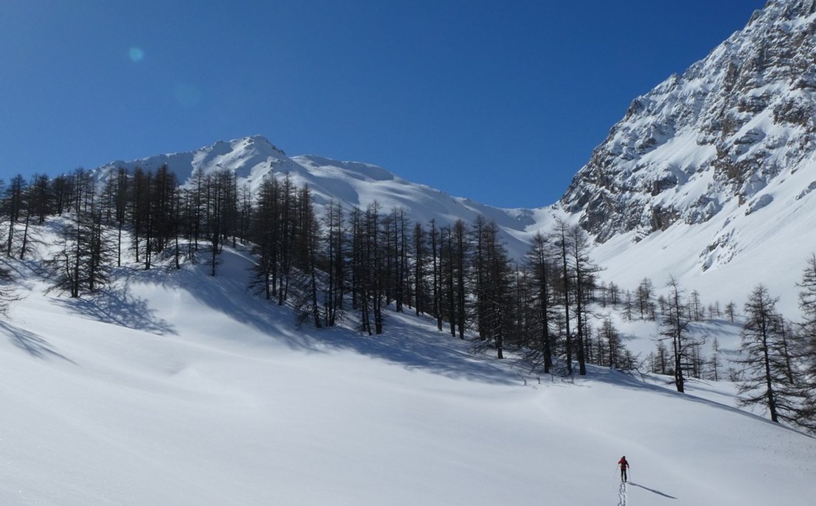 Skieur dans l'immensité de la vallée de Fouillouse