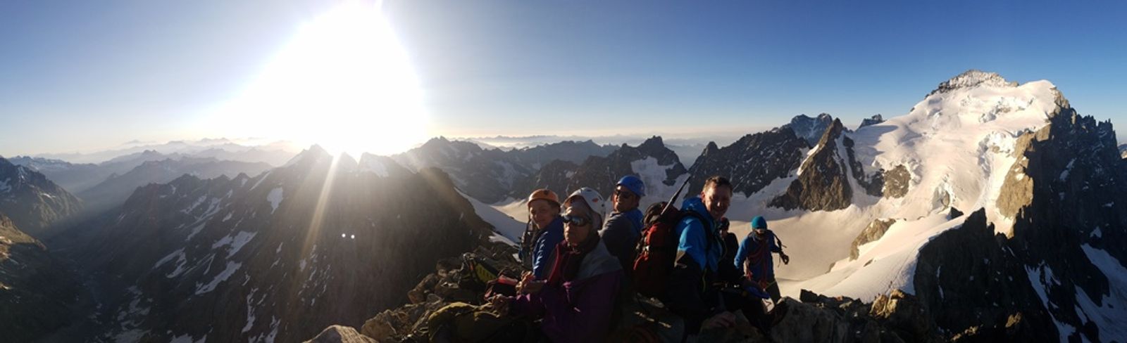 roche-faurio-equipe-panorama-ecrins.jpg