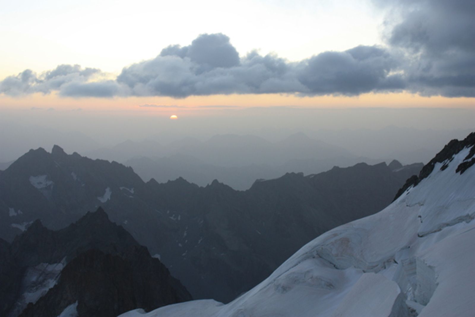 Dôme des Ecrins - La grosse boule orange fait son apparition