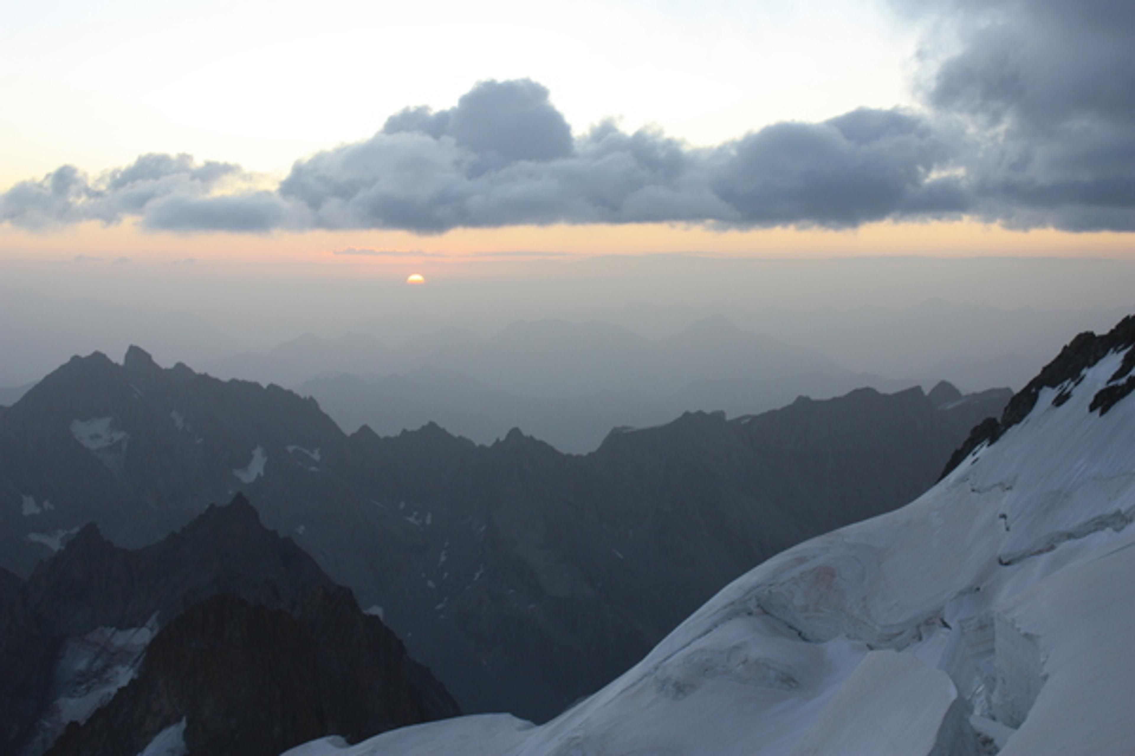 Dôme des Ecrins - La grosse boule orange fait son apparition