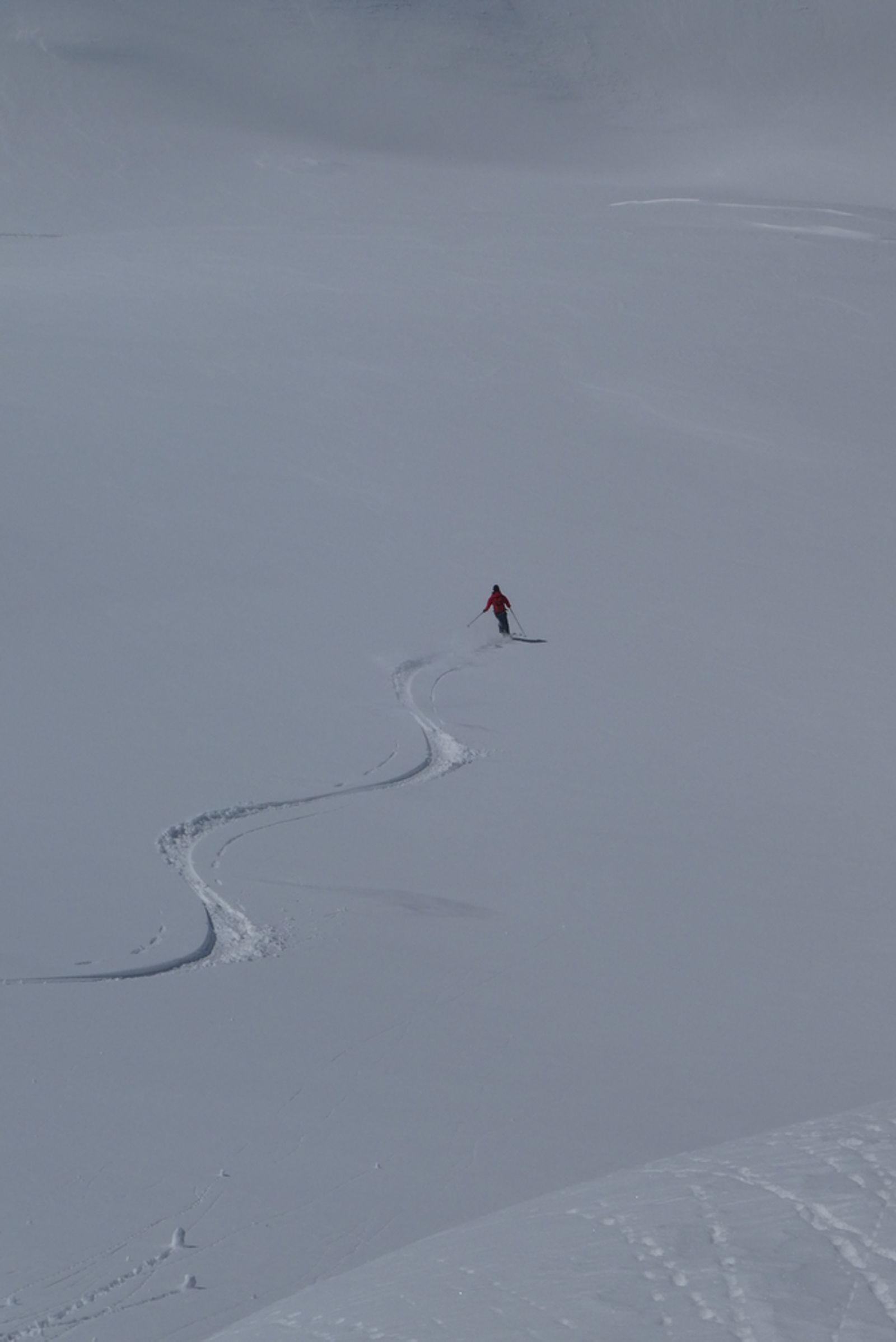 Christophe trace la neige profonde sous le sommet sans nom