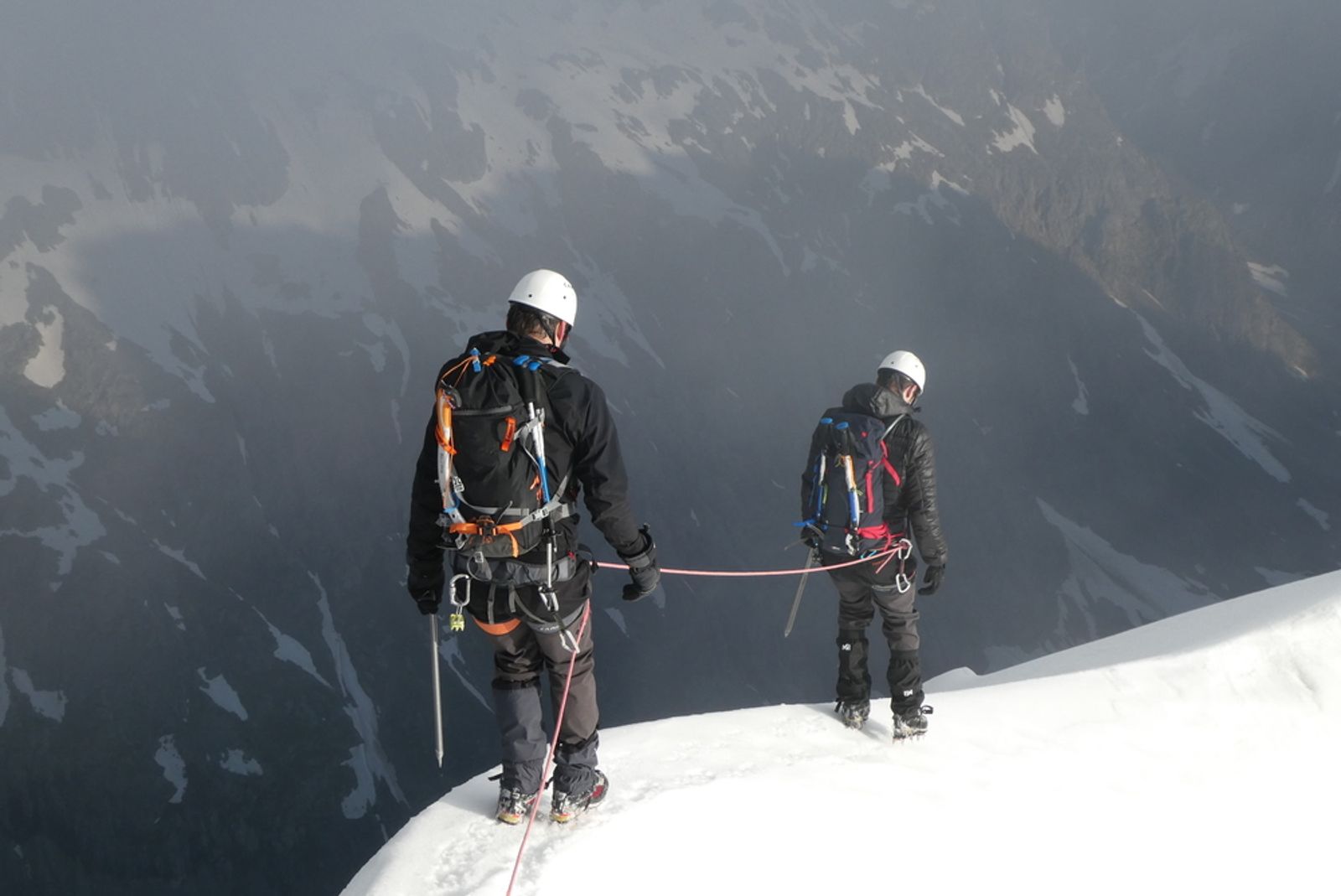 Nico et Tom encordés sur une arête de neige de la traversée Roche Paillon–Émile Pic, avec les sommets dans la brume.