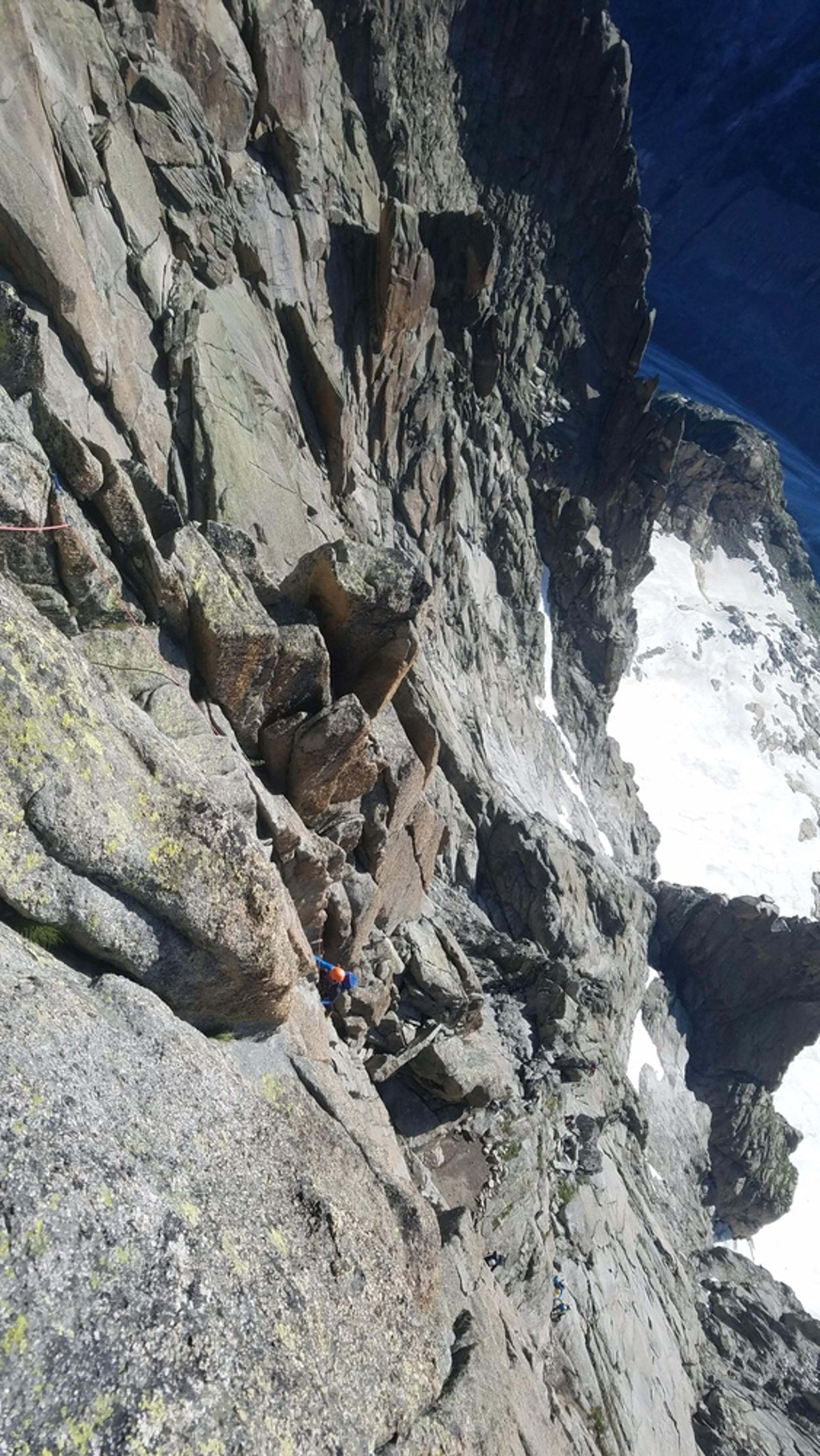 Au dessus de la niche des amis - Du IV qui grimpe dans Grépon - Mer de glace