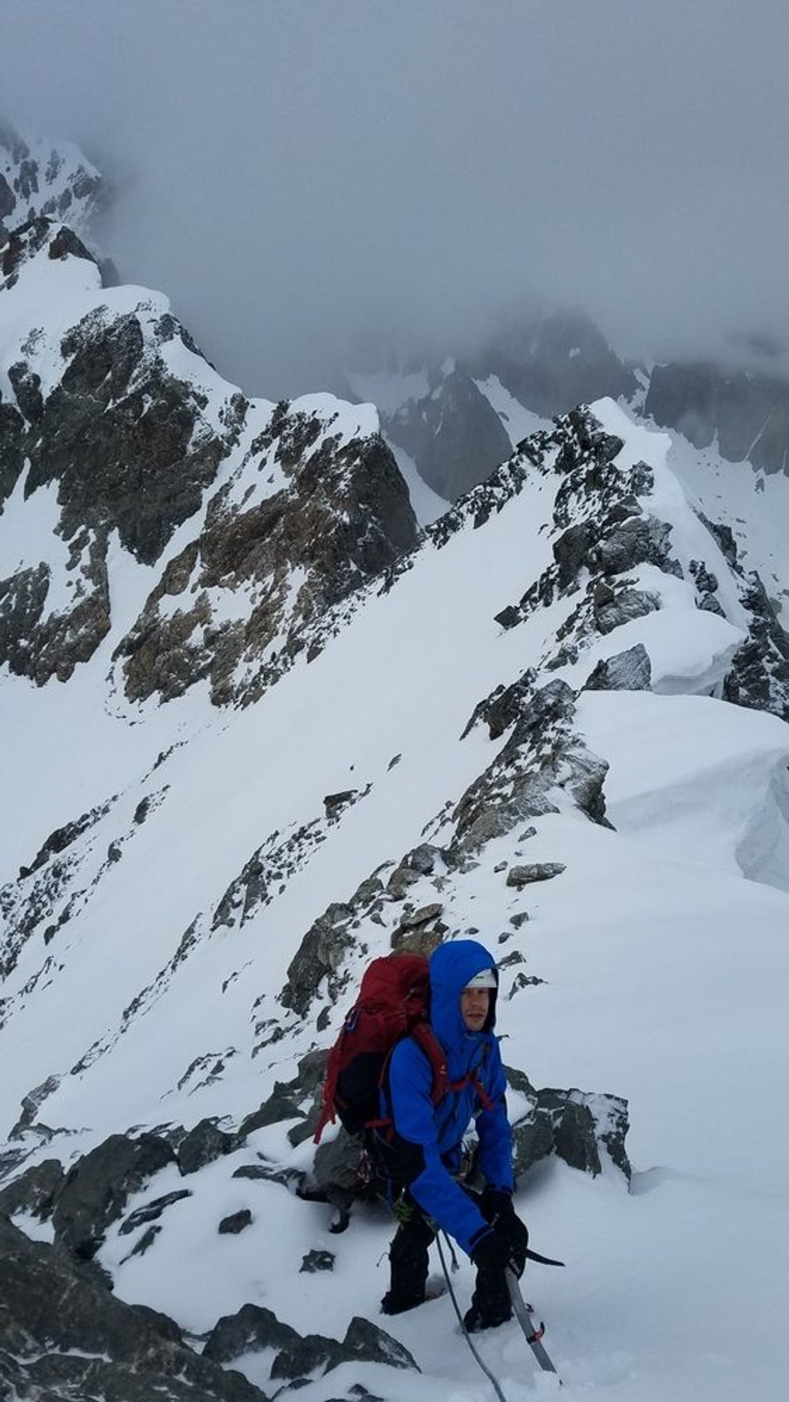 Alpiniste sur l'arête de neige
