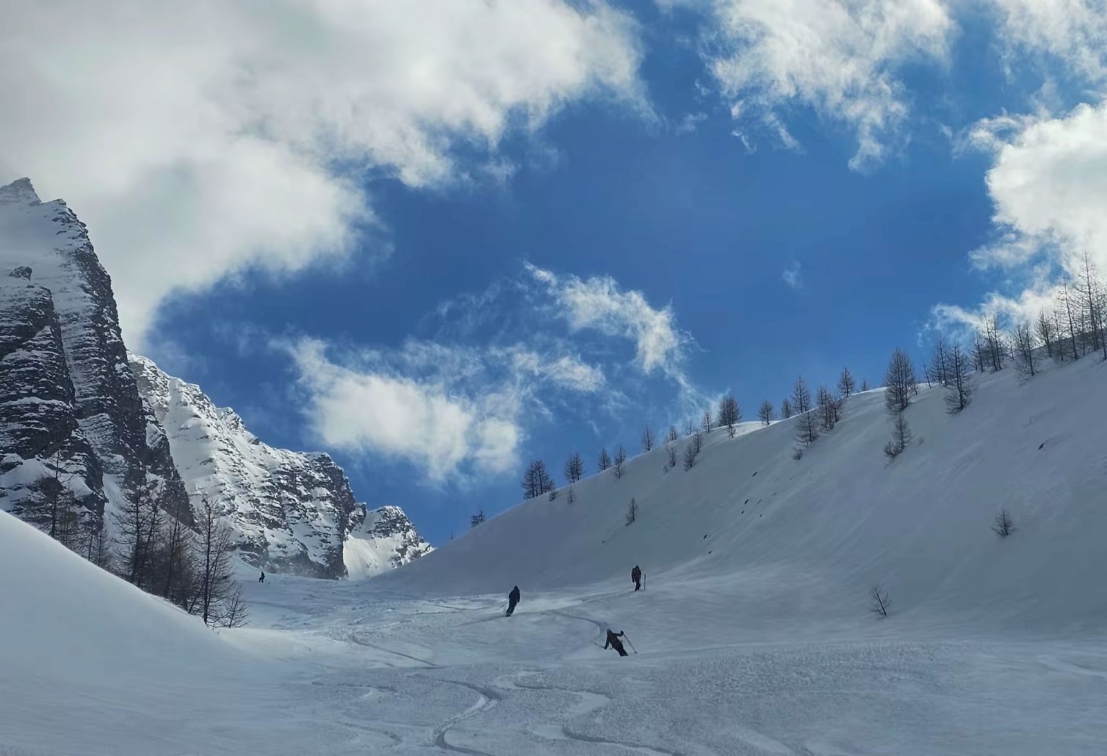 Suite de la descente poudreuse dans le Grand Vallon non loin du Crachet
