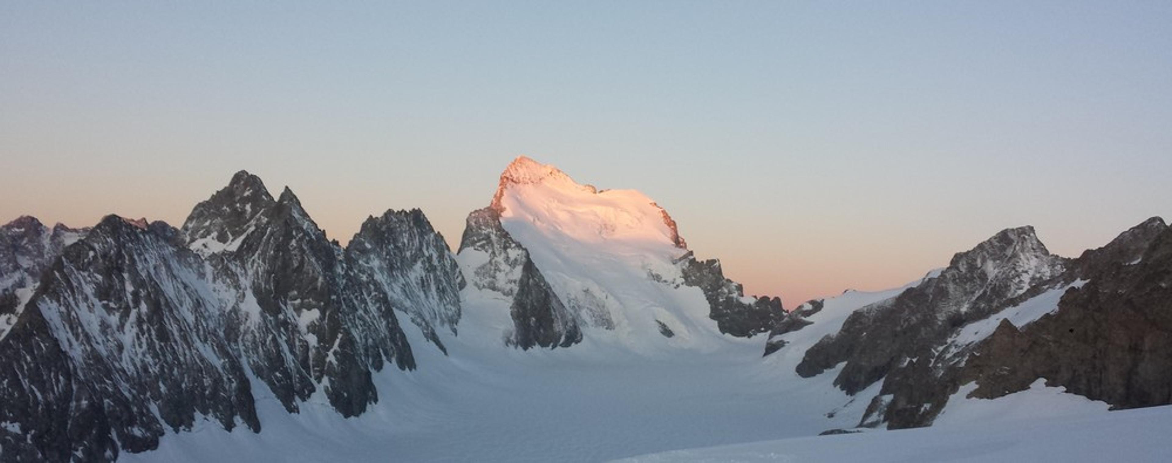 Initiation alpinisme - Levé de soleil sur le Dôme