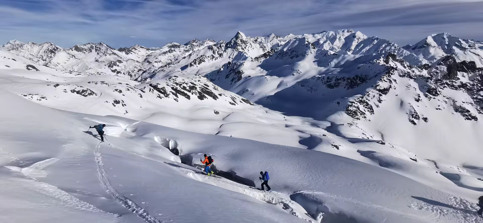 Paysage grandiose et skieurs en train de monter