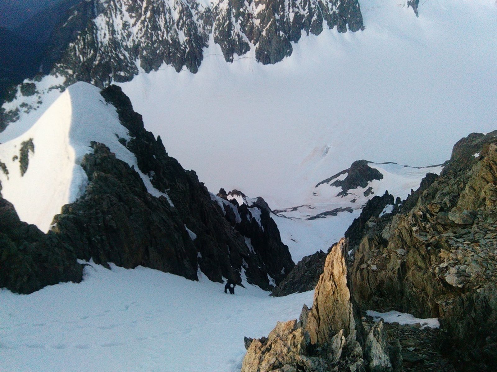 Alpiniste qui sort dans la partie finale du couloir de Roche Paillon