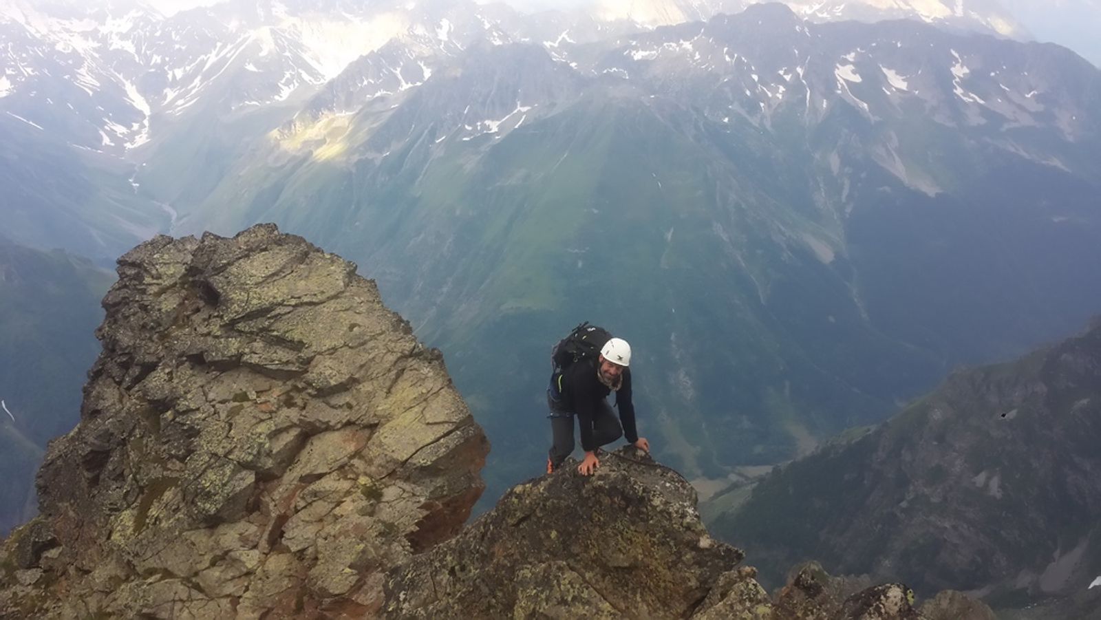 Alain progresse sur l’arête de la Rouye au-dessus de la profonde vallée du Valgaudemar.