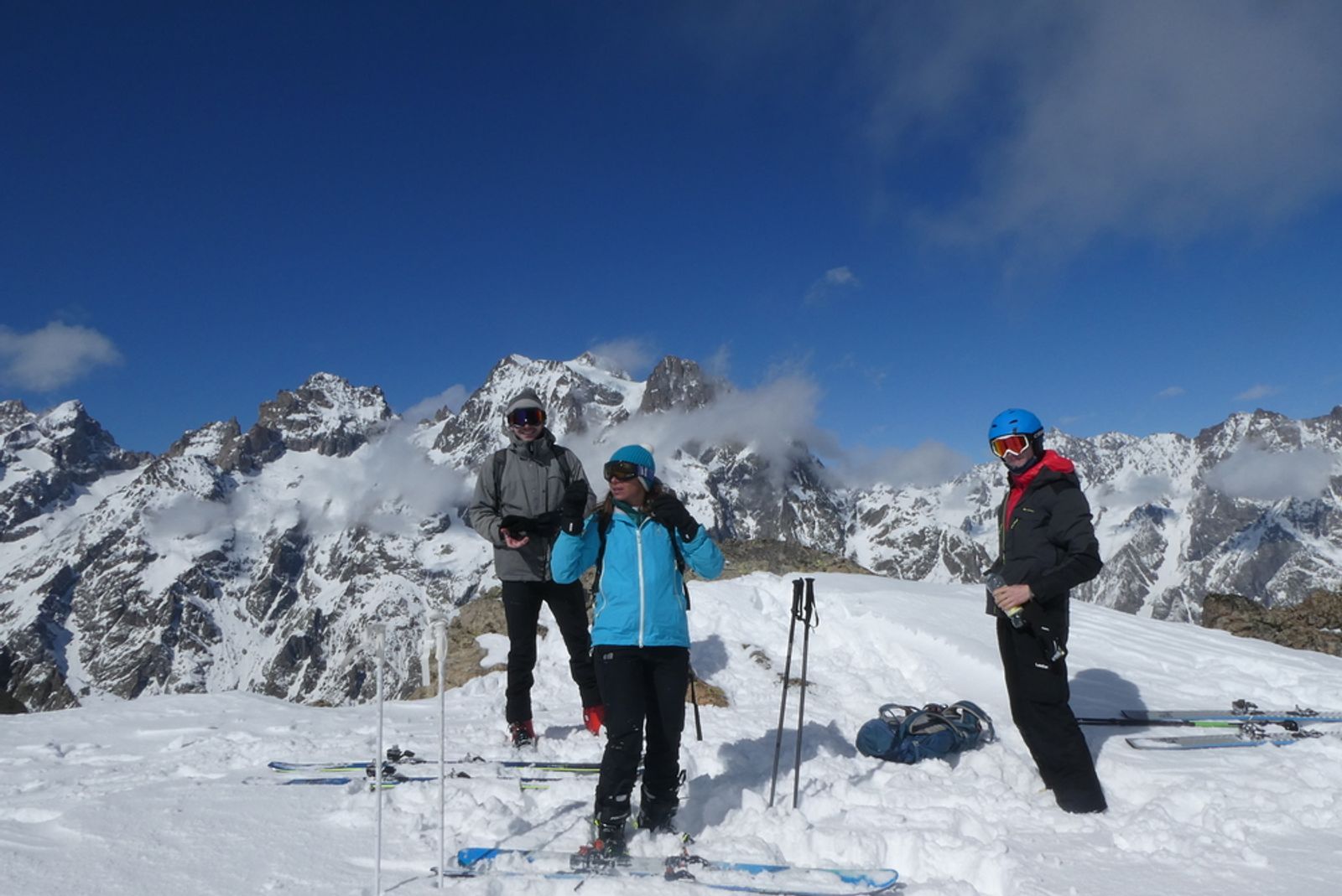 Trio de skieurs au sommet de la Blanche avec vue direct sur le Pelvoux