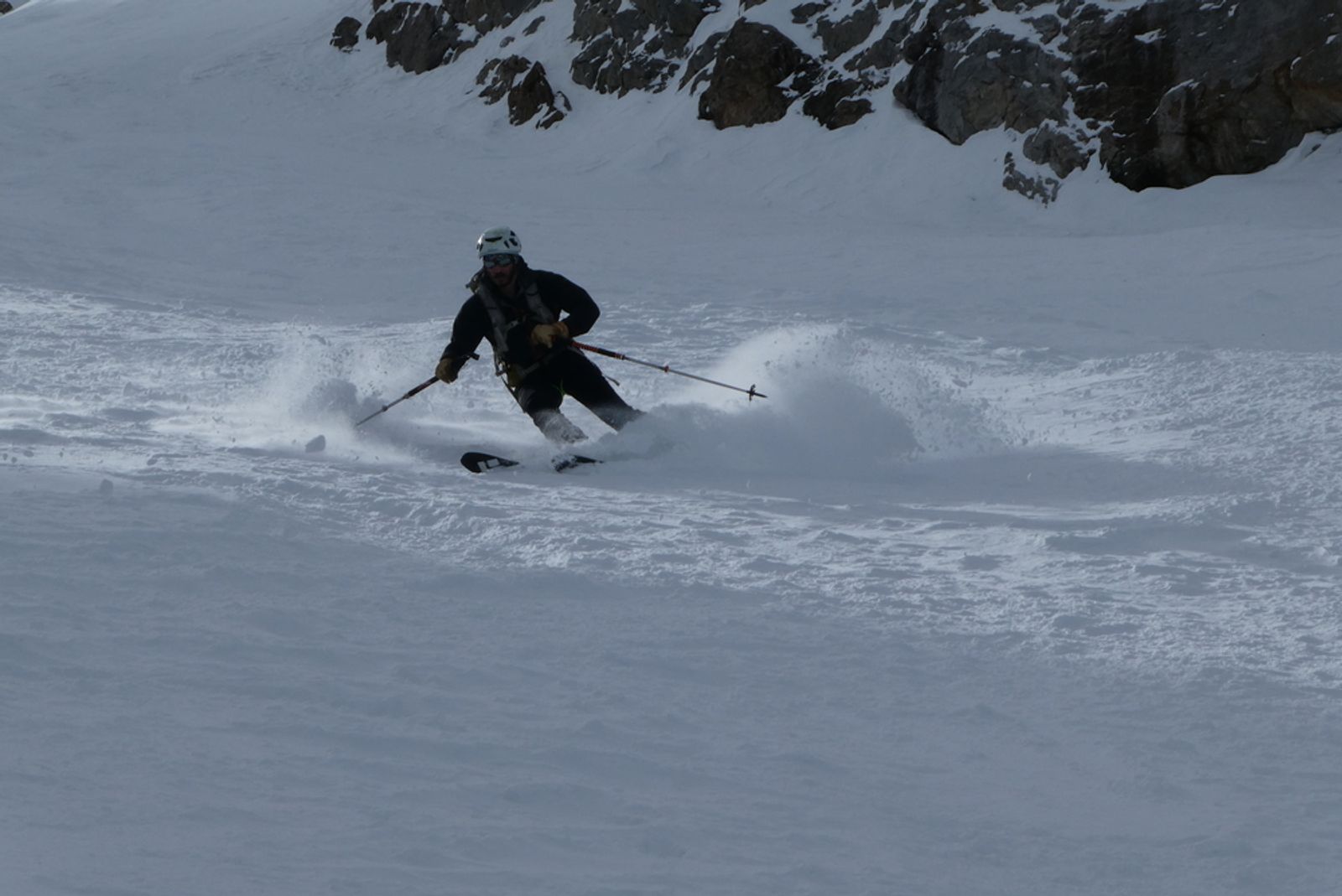Descente à ski dans la neige du couloir du Petit Davin
