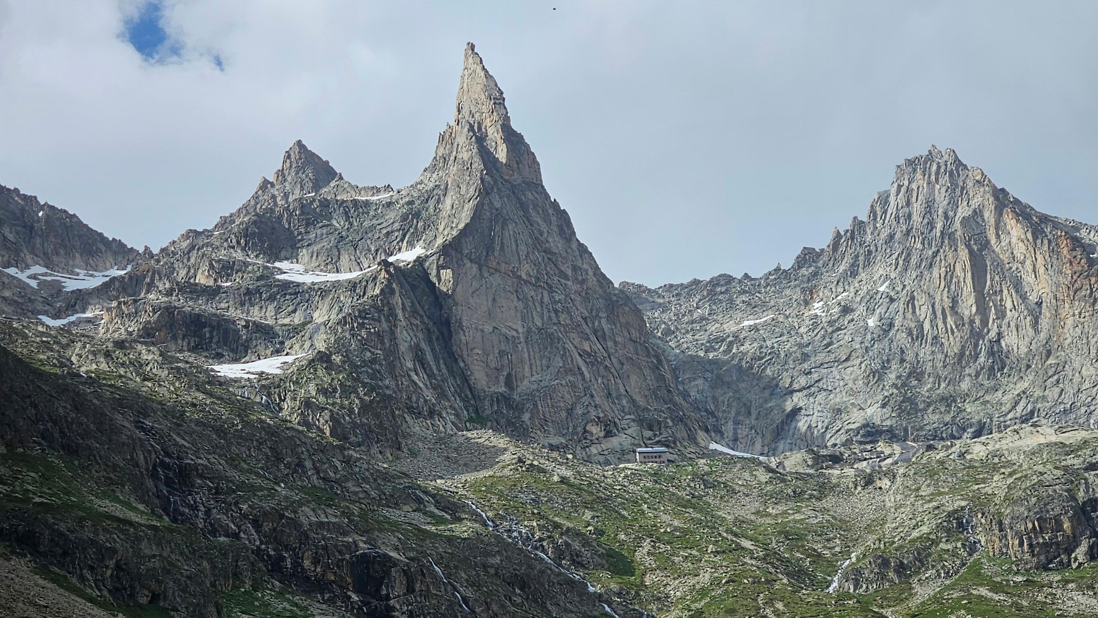 Refuge du Soreiller et Aiguille Dibona, massif des Écrins