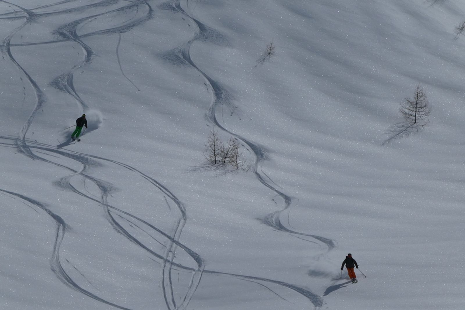 François et Boris descendent dans la poudreuse du vallon de l’Eissalette