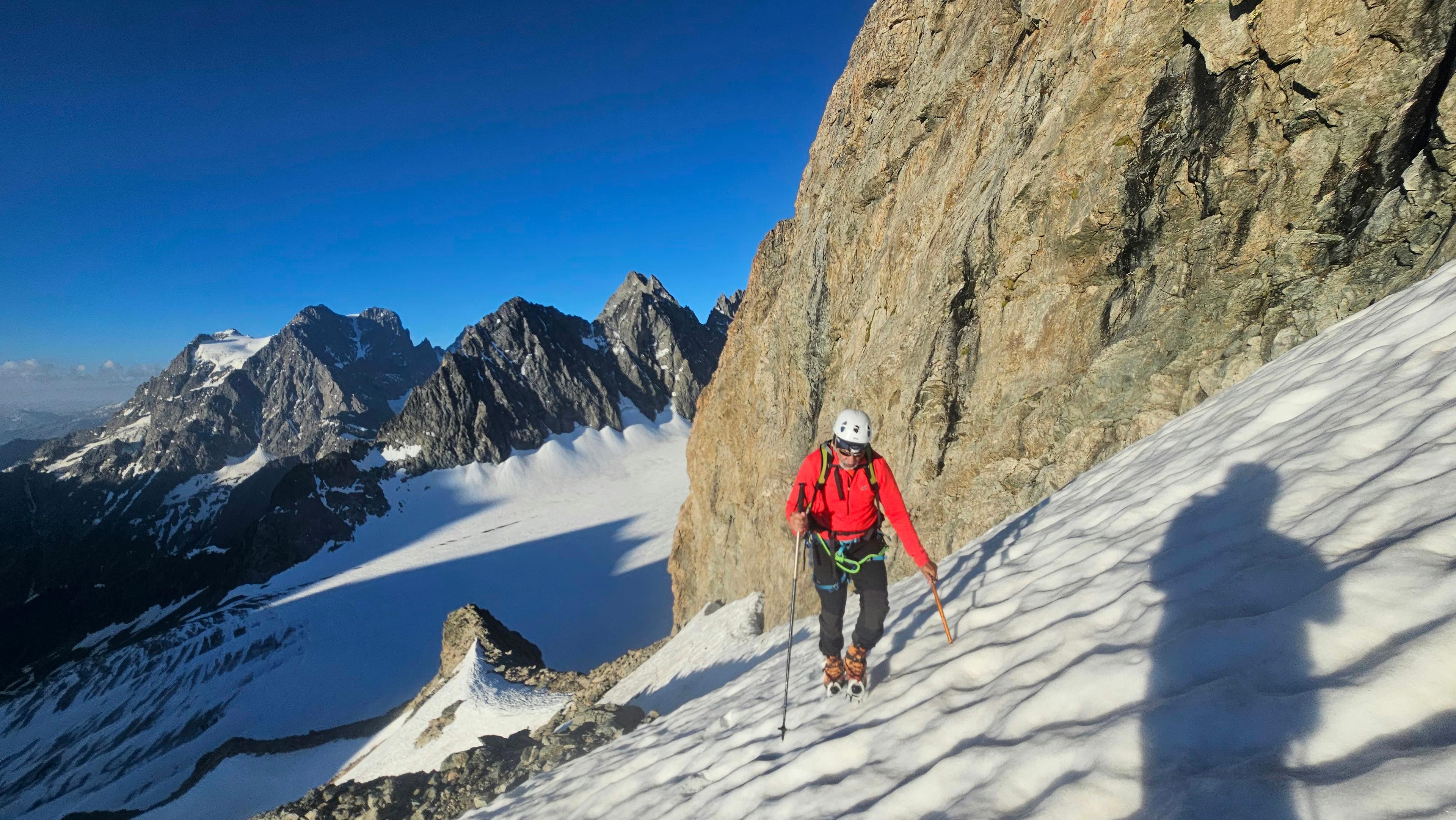 alpiniste couloir neige paroi rocheuse
