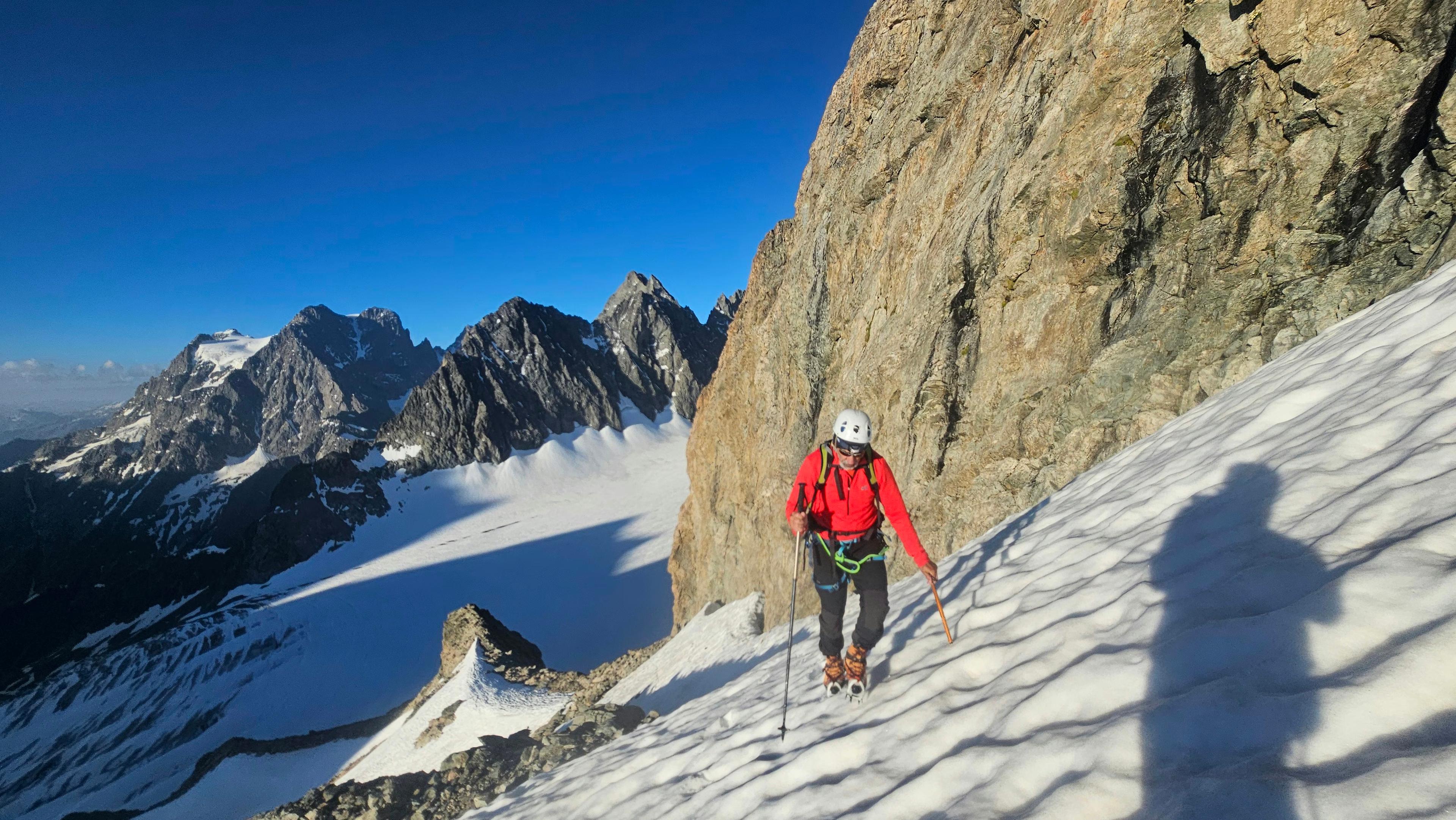 alpiniste couloir neige paroi rocheuse